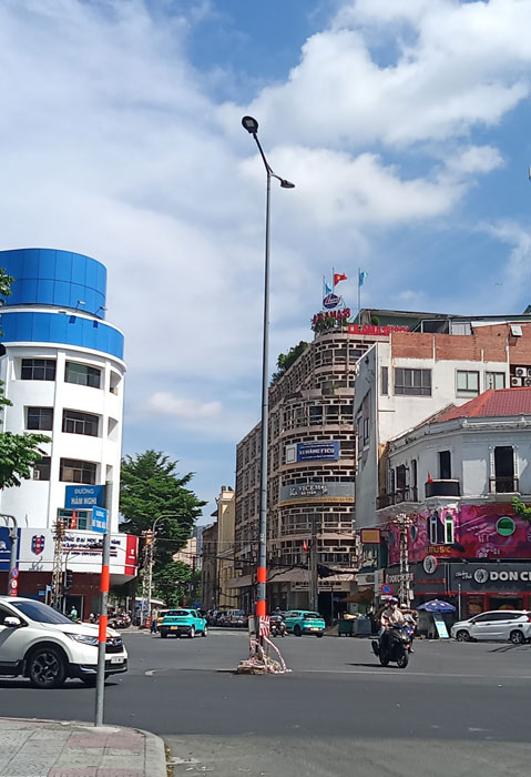 Cột đèn giữa đường - Ảnh 1.
