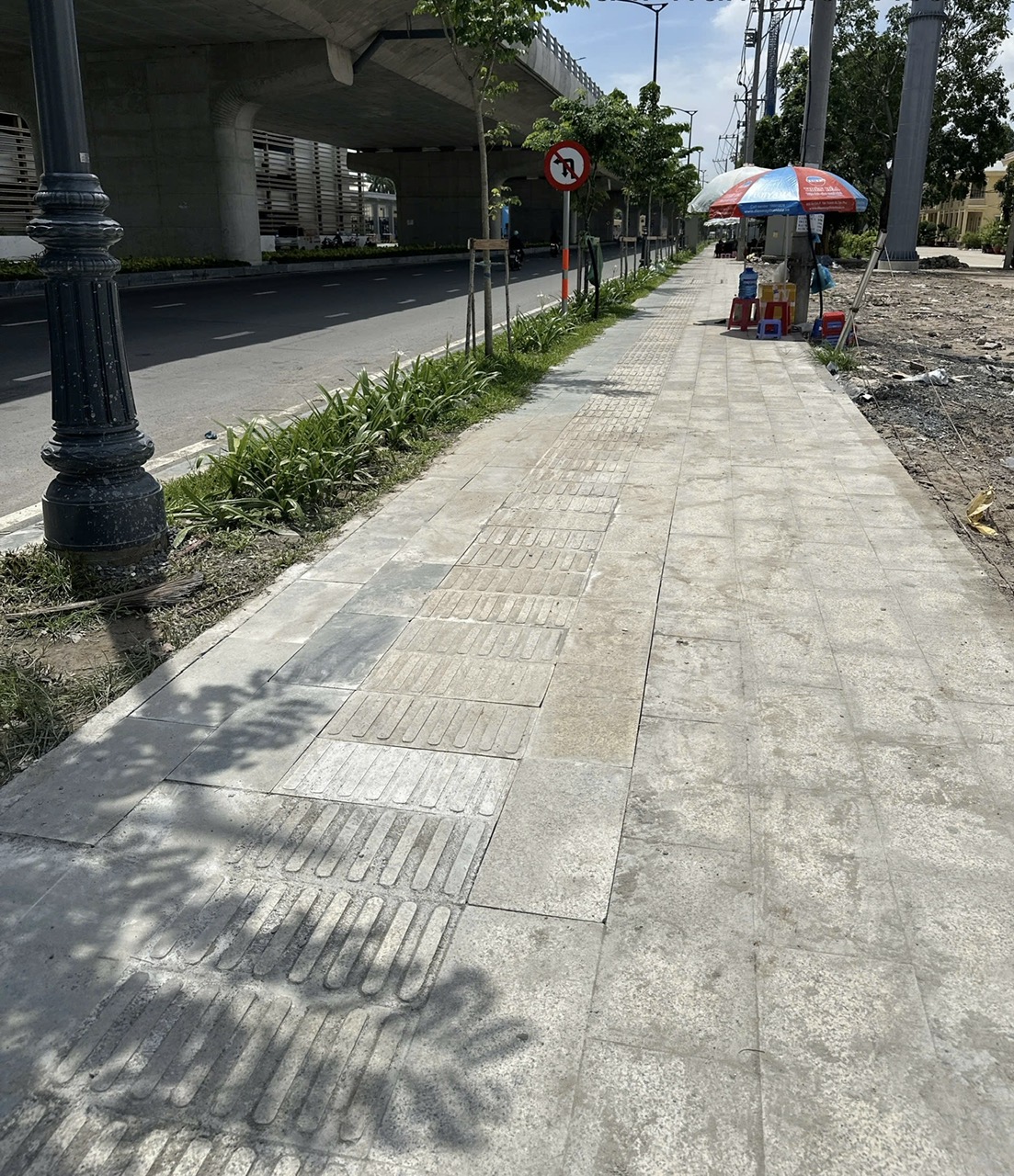Đã khắc phục xong vỉa hè sụt lún trên đường dẫn vào Nhà ga T3- Ảnh 2.