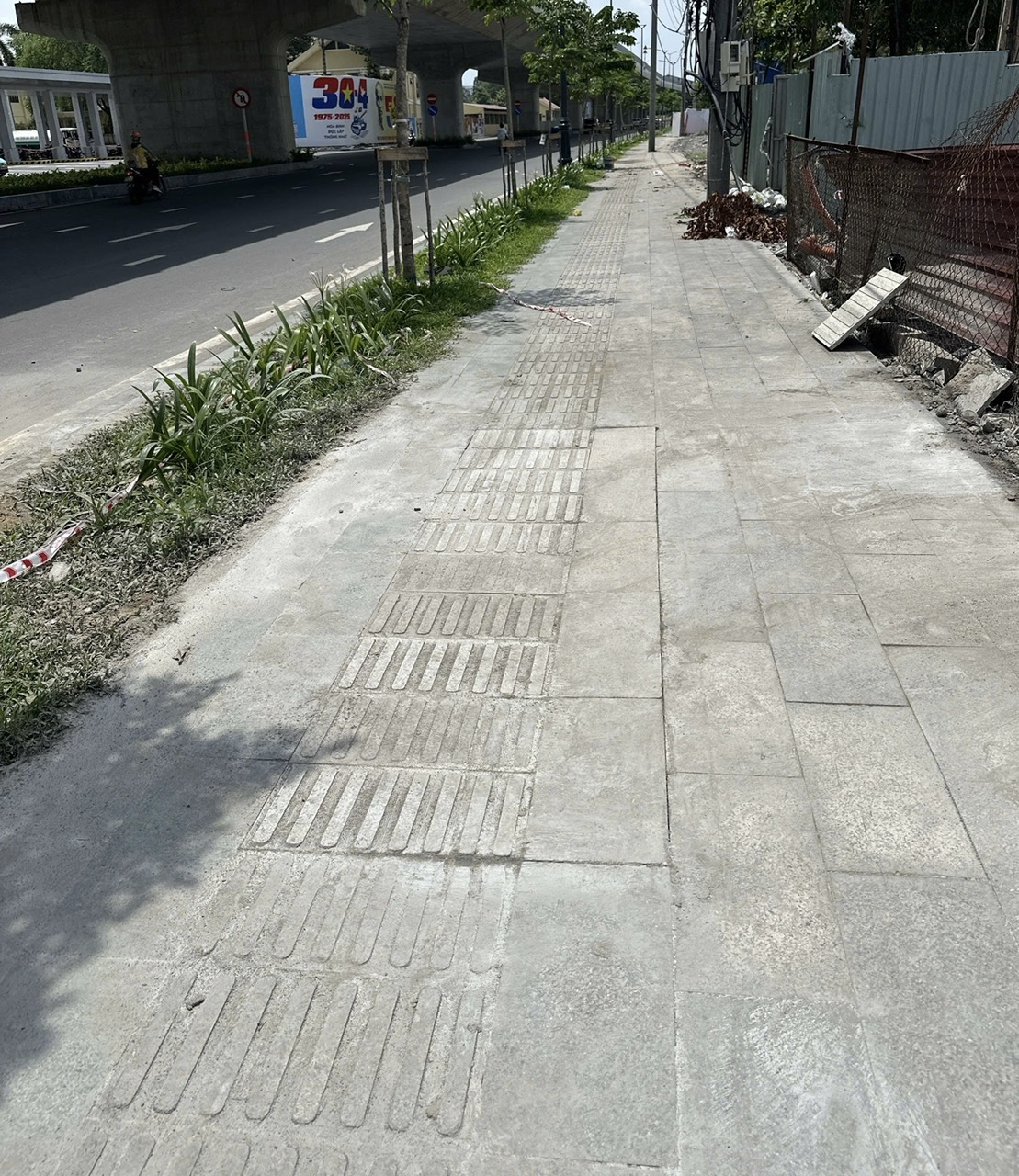 Đã khắc phục xong vỉa hè sụt lún trên đường dẫn vào Nhà ga T3- Ảnh 1.