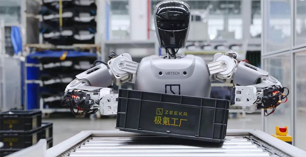 Robot hình người vào nhà máy Trung Quốc - Ảnh 1.