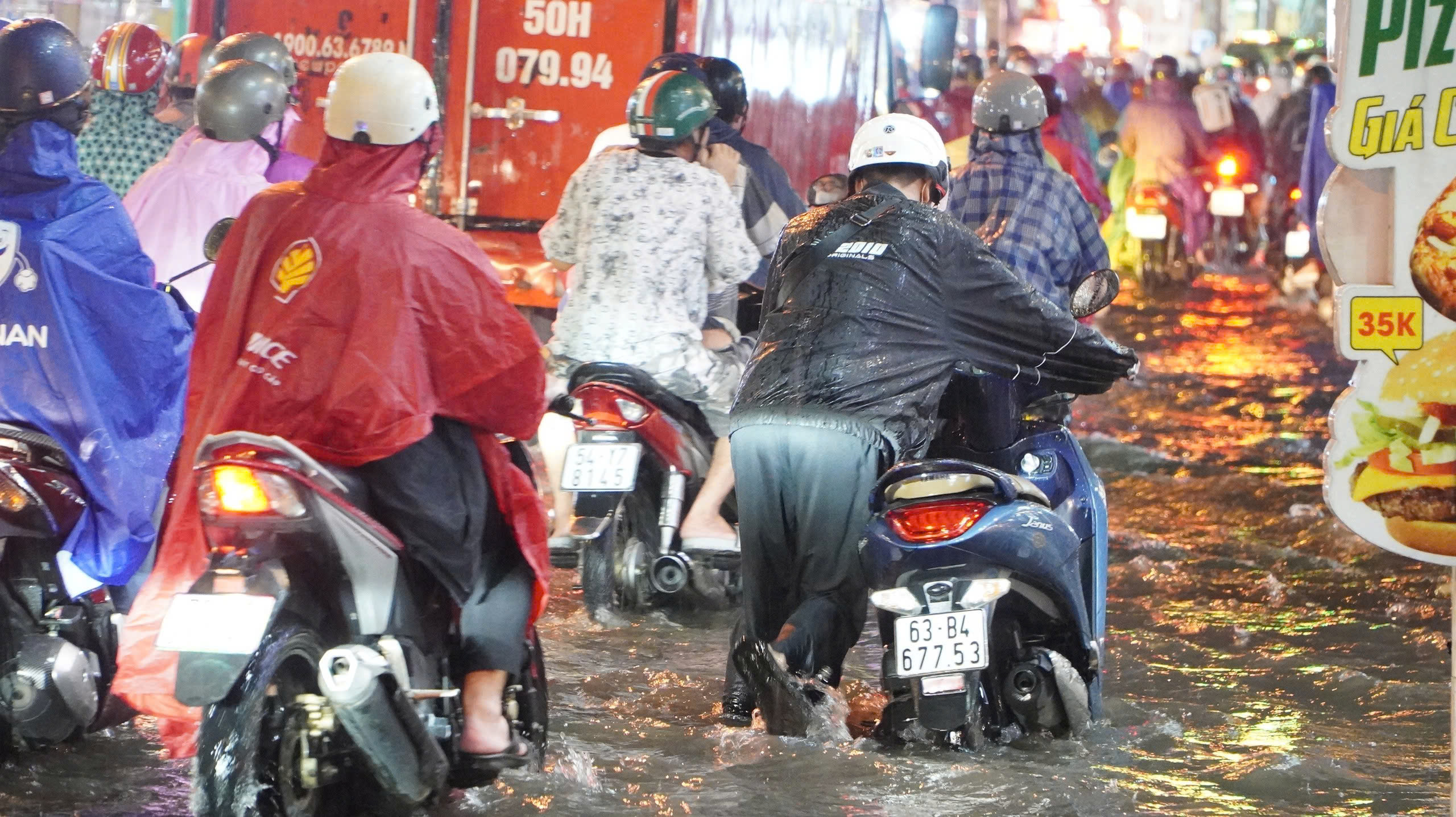 Cận cảnh những lần "rốn ngập" L&ecirc; Đức Thọ, Nguyễn Văn Khối g&acirc;y khiếp đảm cho người đi đường - Ảnh 11.