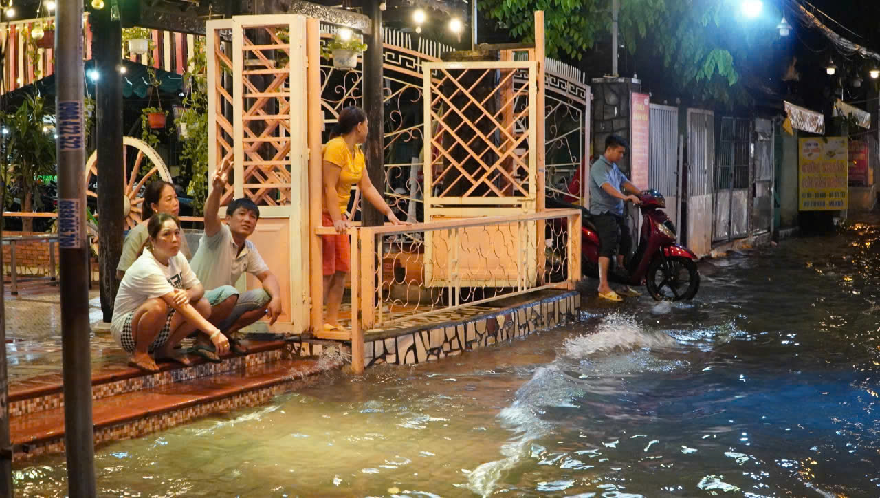 Cận cảnh những lần "rốn ngập" L&ecirc; Đức Thọ, Nguyễn Văn Khối g&acirc;y khiếp đảm cho người đi đường - Ảnh 2.