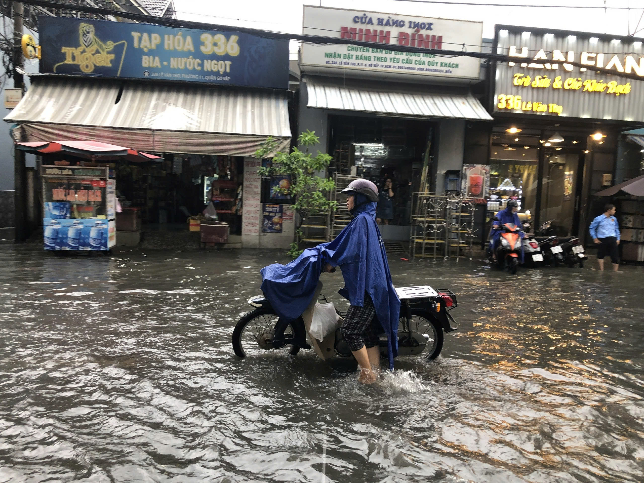 Cận cảnh những lần "rốn ngập" L&ecirc; Đức Thọ, Nguyễn Văn Khối g&acirc;y khiếp đảm cho người đi đường - Ảnh 14.