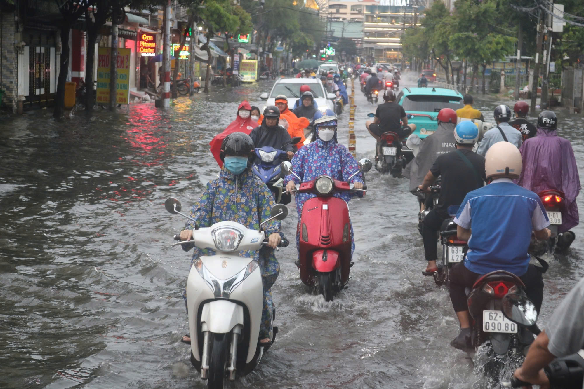 Cận cảnh những lần "rốn ngập" L&ecirc; Đức Thọ, Nguyễn Văn Khối g&acirc;y khiếp đảm cho người đi đường - Ảnh 6.