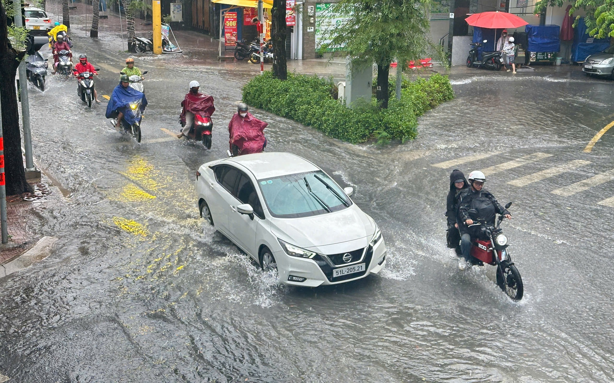 TP HCM sấm sét rì rầm, nhiều nơi mưa dông tầm tã, có nơi đã ngập cục bộ