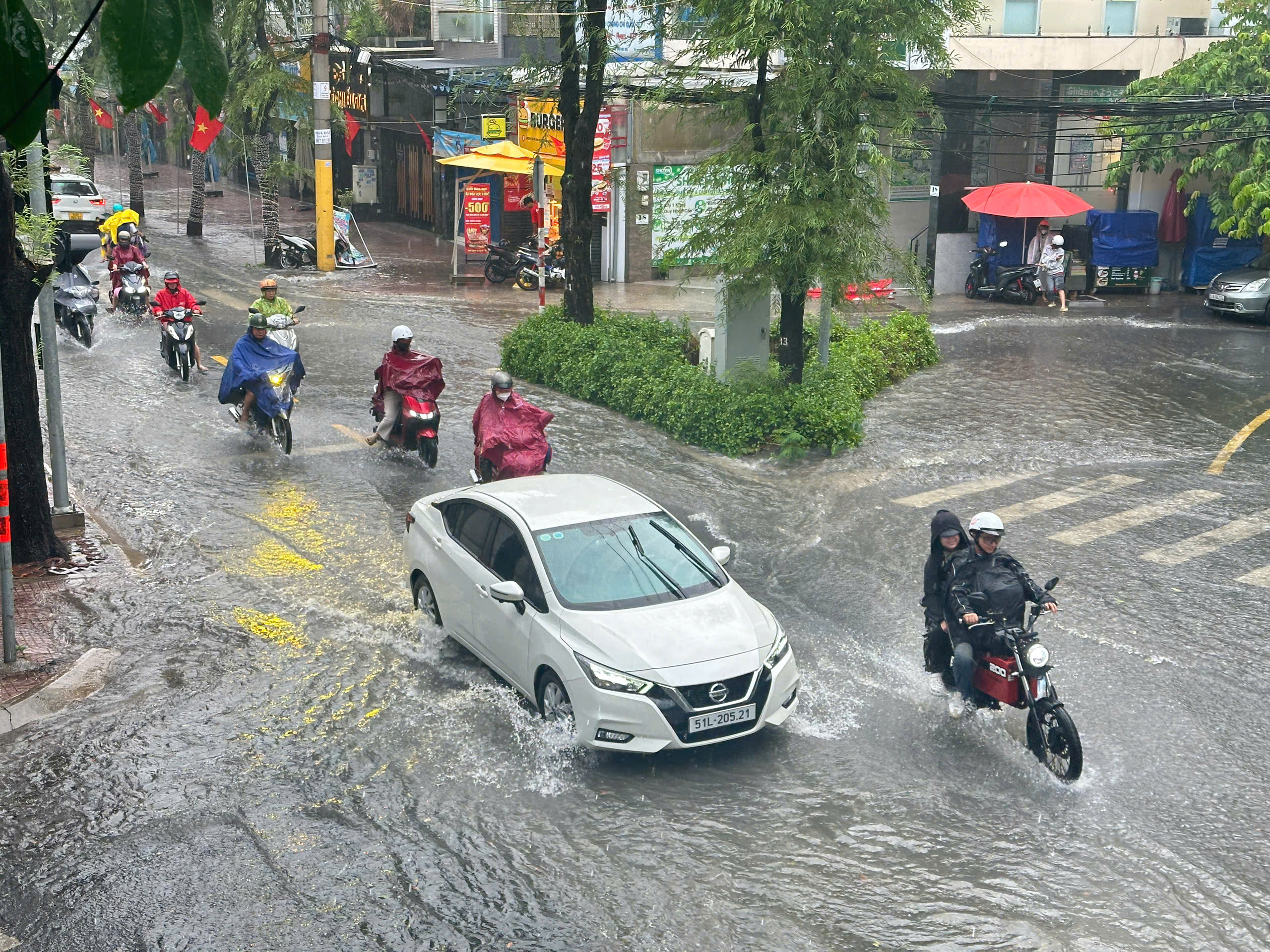 TP HCM sấm sét rì rầm, nhiều nơi mưa dông tầm tả, có nơi đã ngập cục bộ- Ảnh 3.