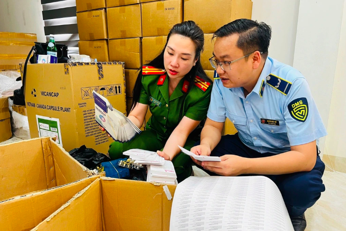 Dược sĩ làm 100 tấn thực phẩm chức năng, thiết bị y tế giả bán cả ở hiệu thuốc, bệnh viện- Ảnh 1.