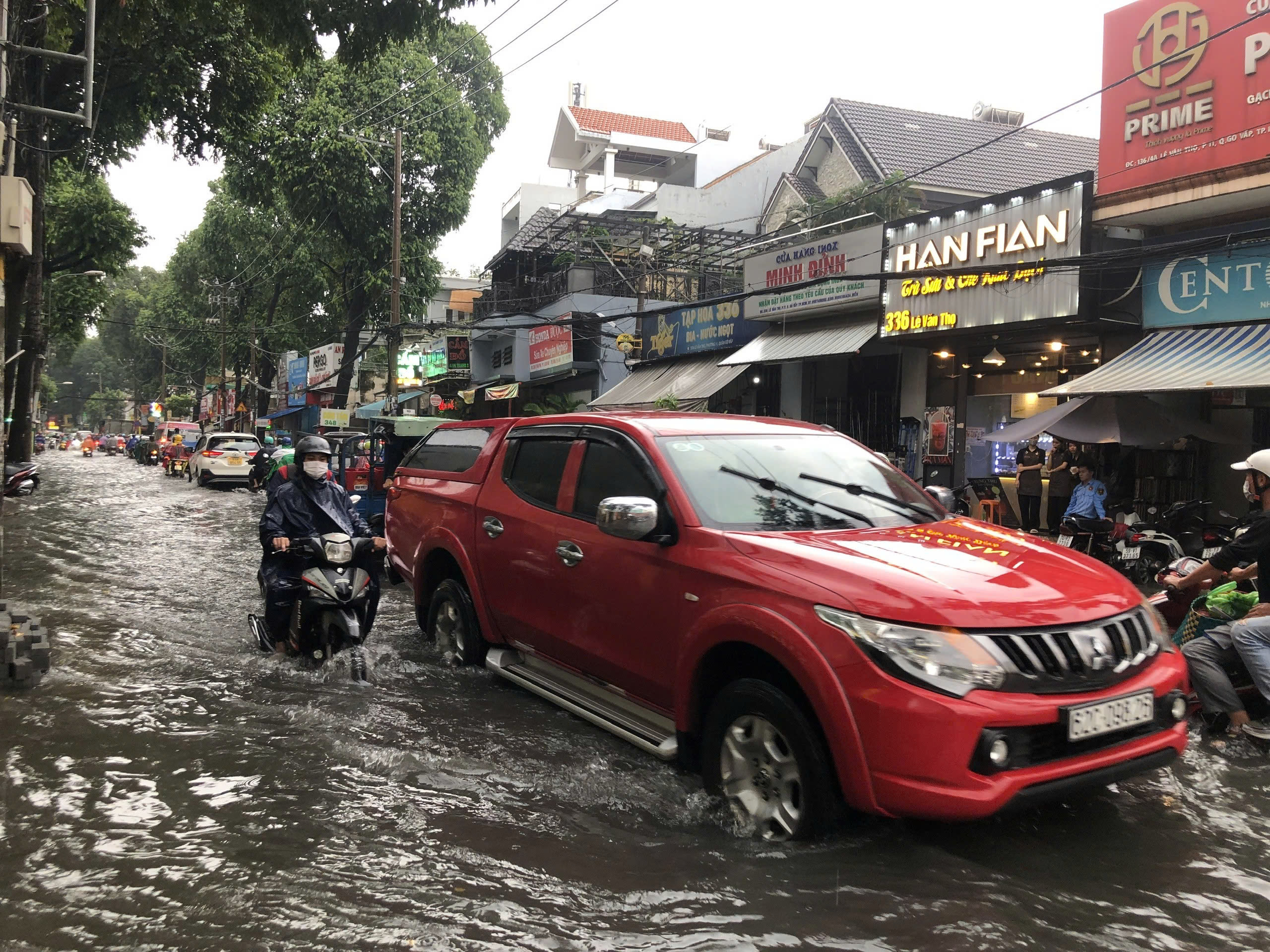 Cận cảnh những lần "rốn ngập" L&ecirc; Đức Thọ, Nguyễn Văn Khối g&acirc;y khiếp đảm cho người đi đường - Ảnh 15.