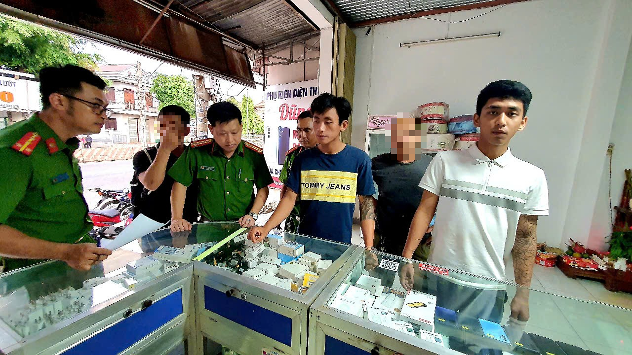 Hai đối tượng đeo khẩu trang liều lĩnh v&agrave;o nh&agrave; thờ khống chế người, cướp t&agrave;i sản- Ảnh 1.