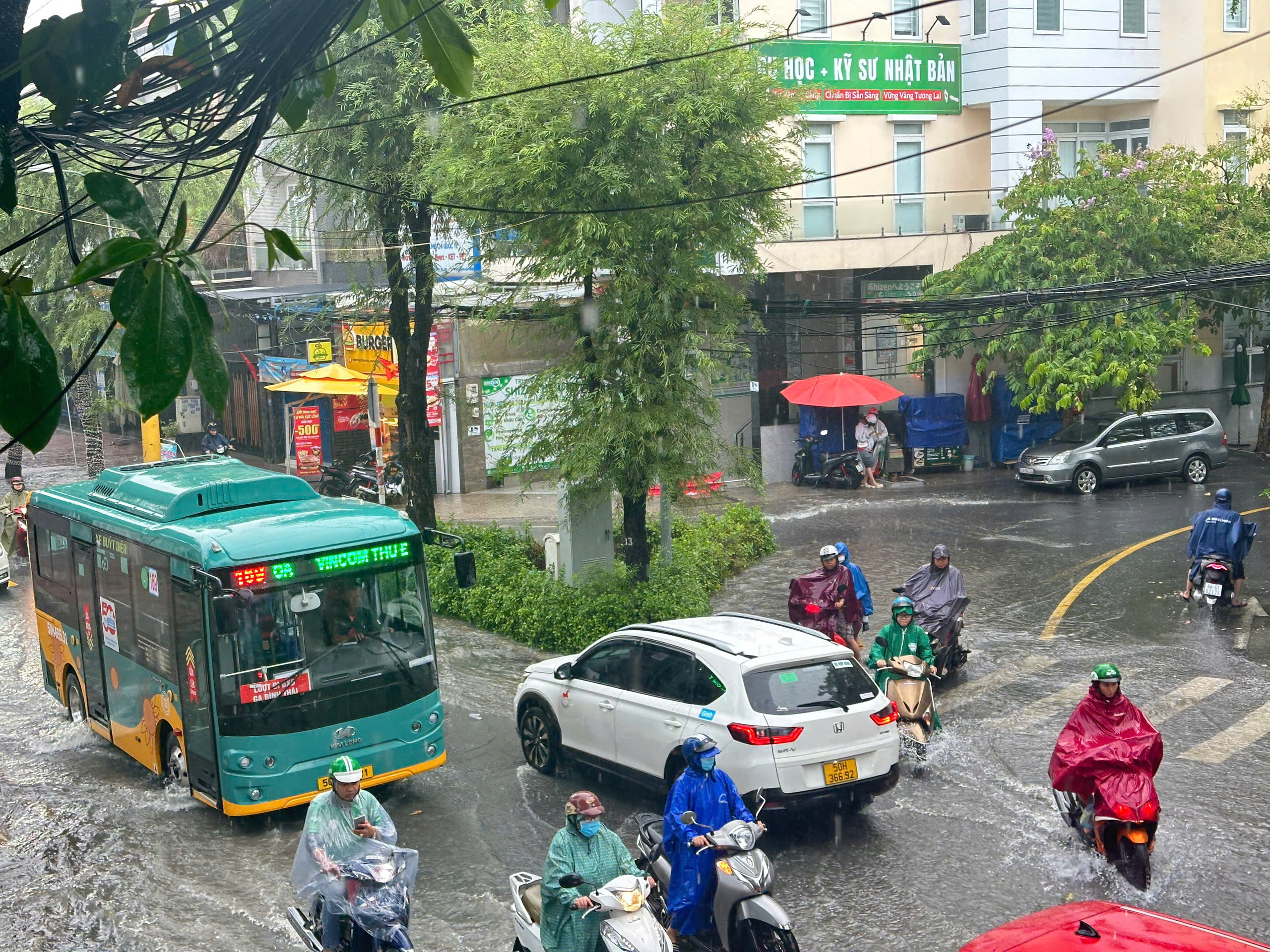 TP HCM sấm sét rì rầm, nhiều nơi mưa dông tầm tả, có nơi đã ngập cục bộ- Ảnh 2.