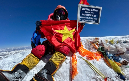 Nguyễn Mạnh Duy và Quốc kỳ Việt Nam trên đỉnh Everest