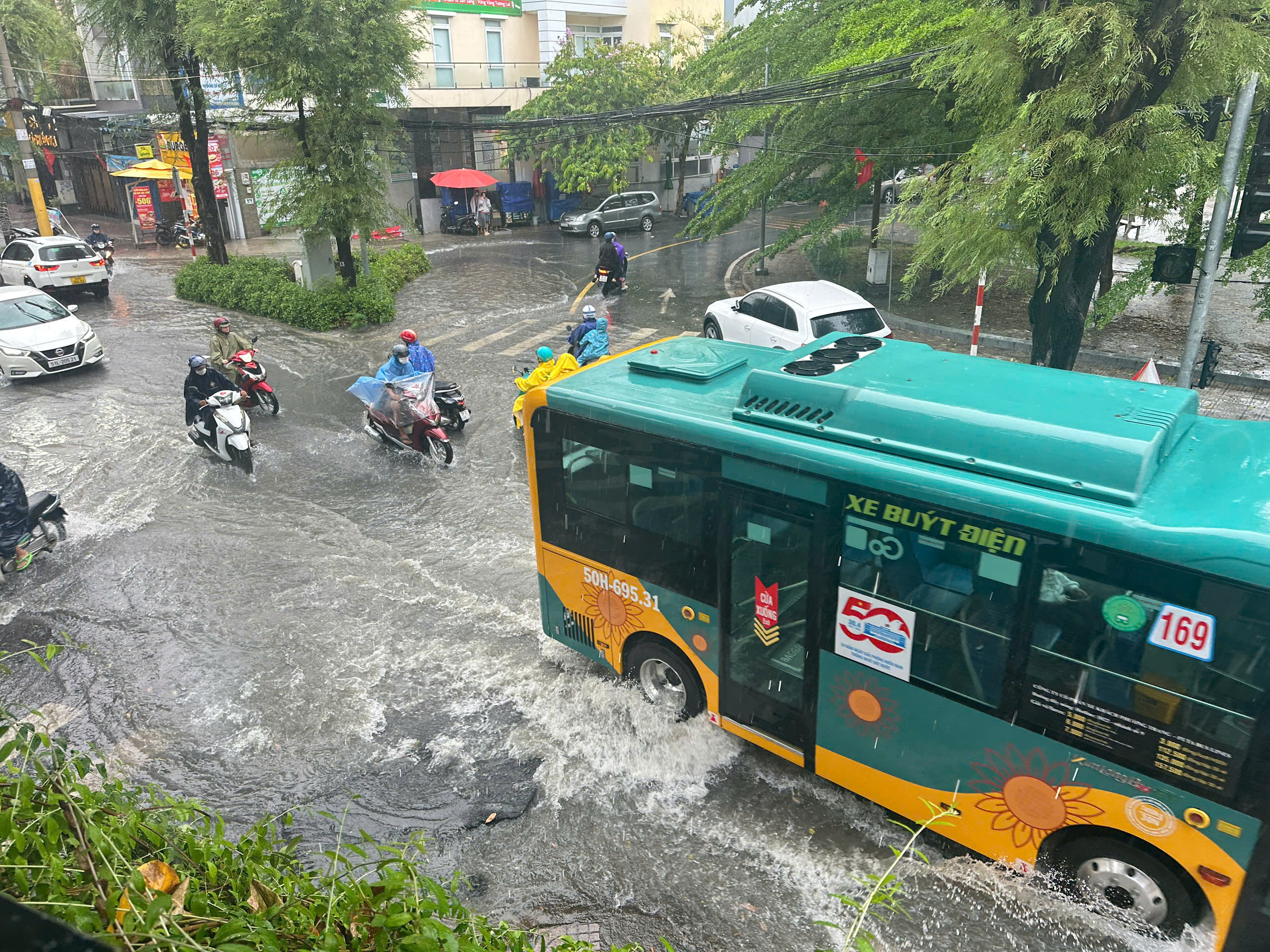 TP HCM sấm sét rì rầm, nhiều nơi mưa dông tầm tả, có nơi đã ngập cục bộ- Ảnh 5.