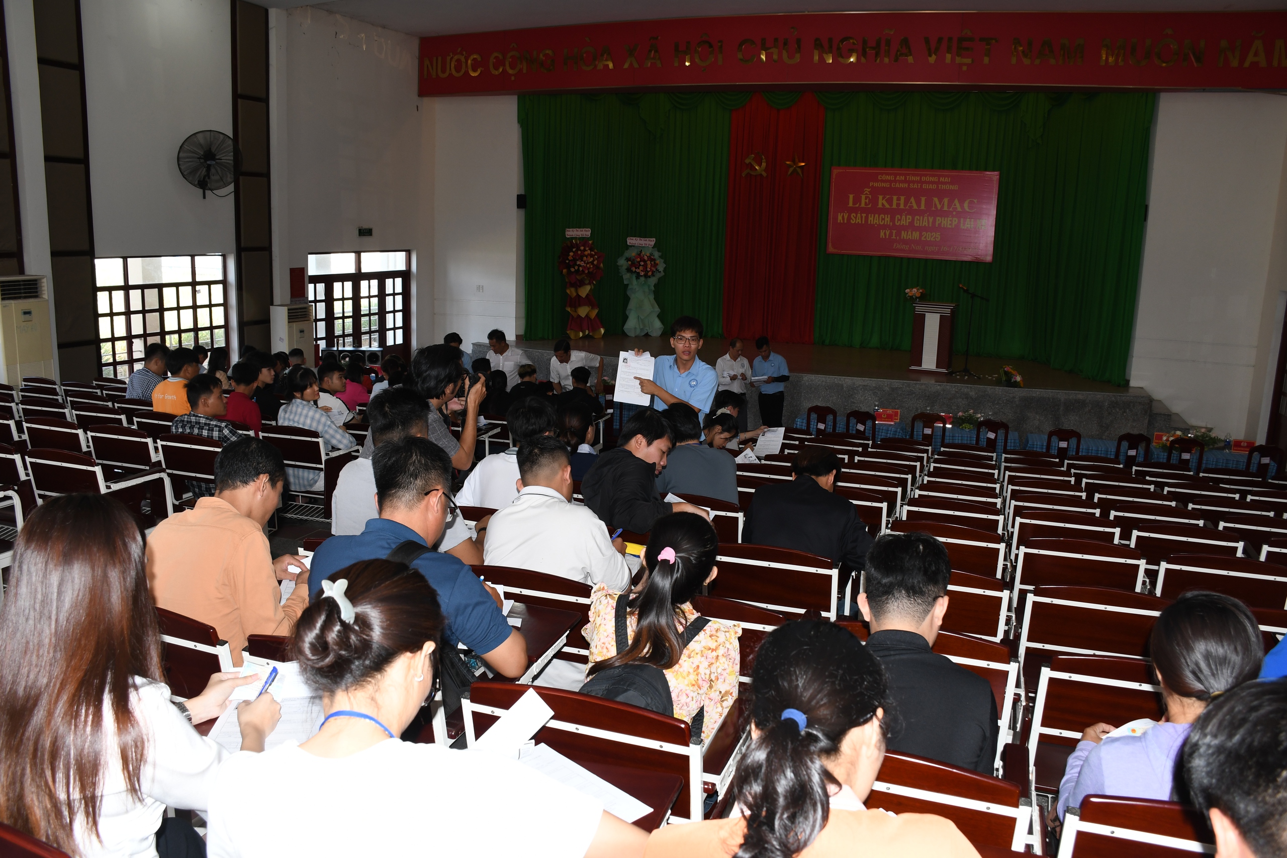 Hình ảnh Công an Đồng Nai lần đầu tổ chức kỳ thi sát hạch lái ô tô- Ảnh 4.