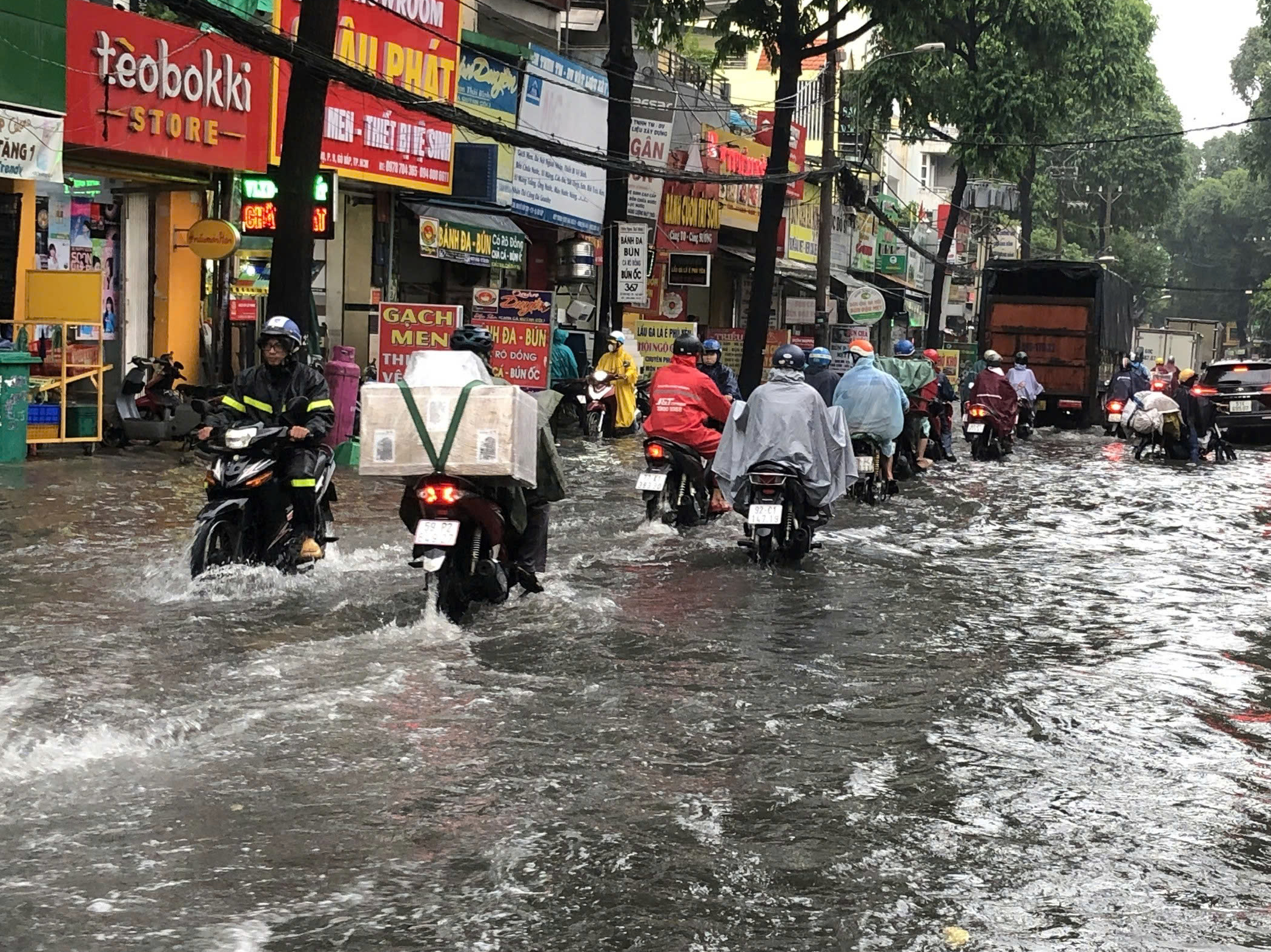 Cận cảnh những lần "rốn ngập" L&ecirc; Đức Thọ, Nguyễn Văn Khối g&acirc;y khiếp đảm cho người đi đường - Ảnh 13.