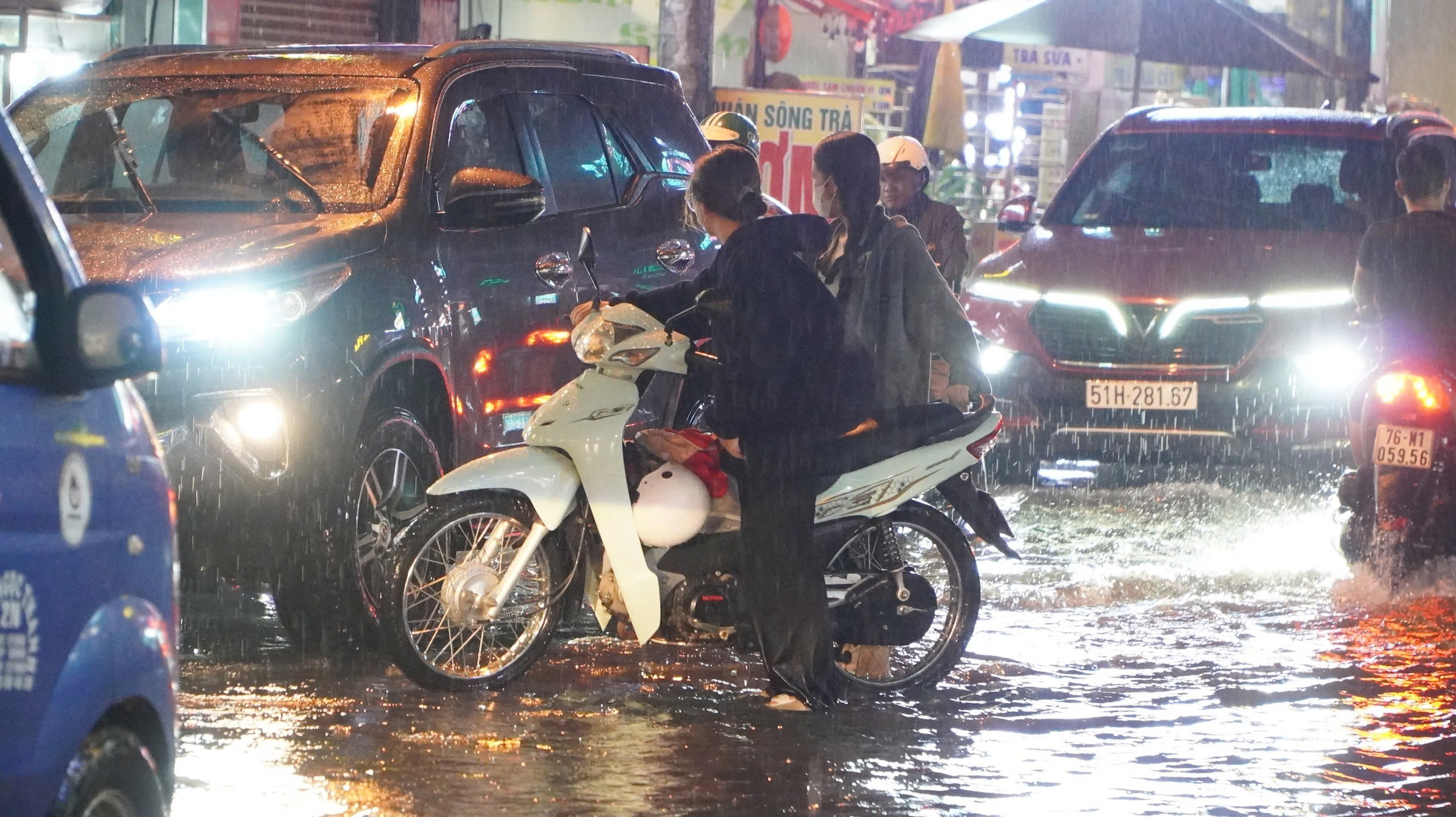 Cận cảnh những lần "rốn ngập" L&ecirc; Đức Thọ, Nguyễn Văn Khối g&acirc;y khiếp đảm cho người đi đường - Ảnh 12.