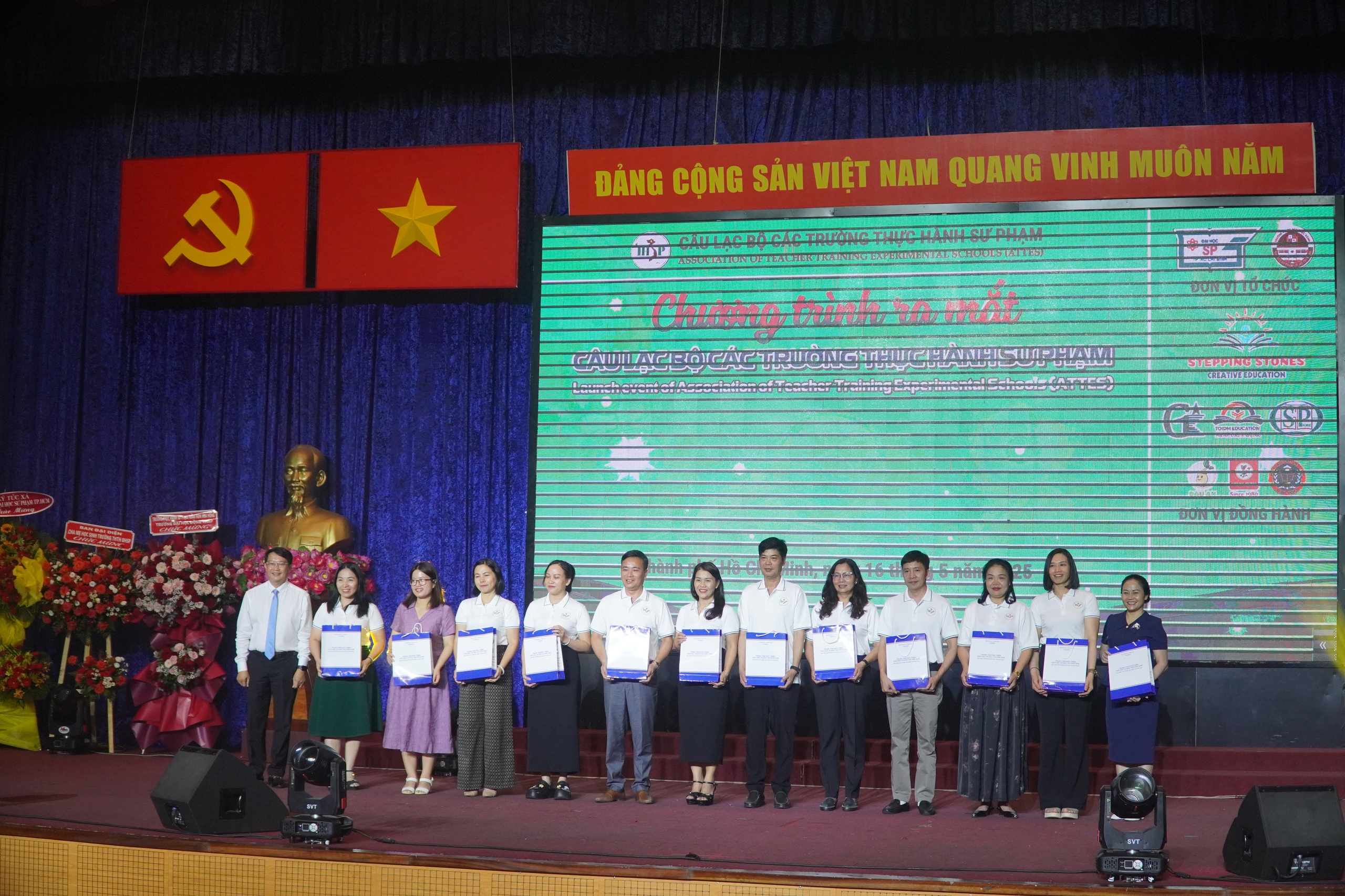 M&oacute;n qu&agrave; đ&aacute;ng y&ecirc;u trong ng&agrave;y ra mắt CLB c&aacute;c Trường Thực h&agrave;nh Sư phạm - Ảnh 3.