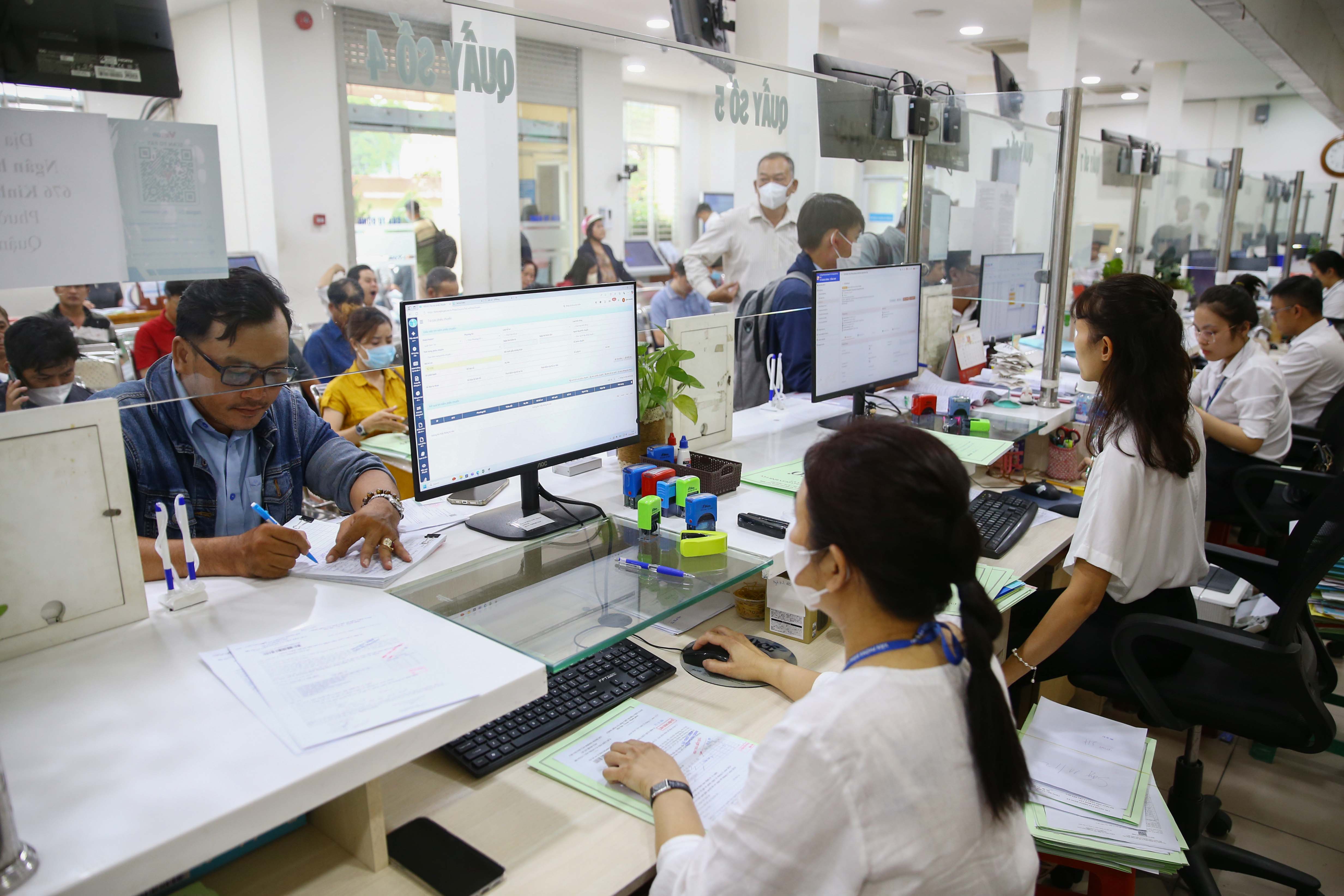 "Đường băng" cho TP HCM mới cất cánh - Ảnh 2.