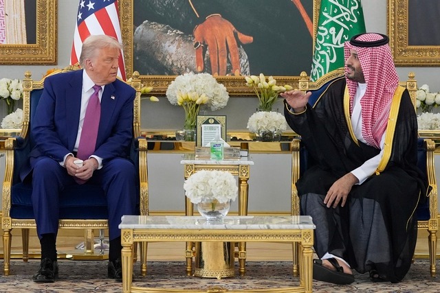 Tổng thống Donald Trump k&yacute; loạt hợp đồng hơn 2.000 tỉ USD tại Trung Đ&ocirc;ng - Ảnh 1.
