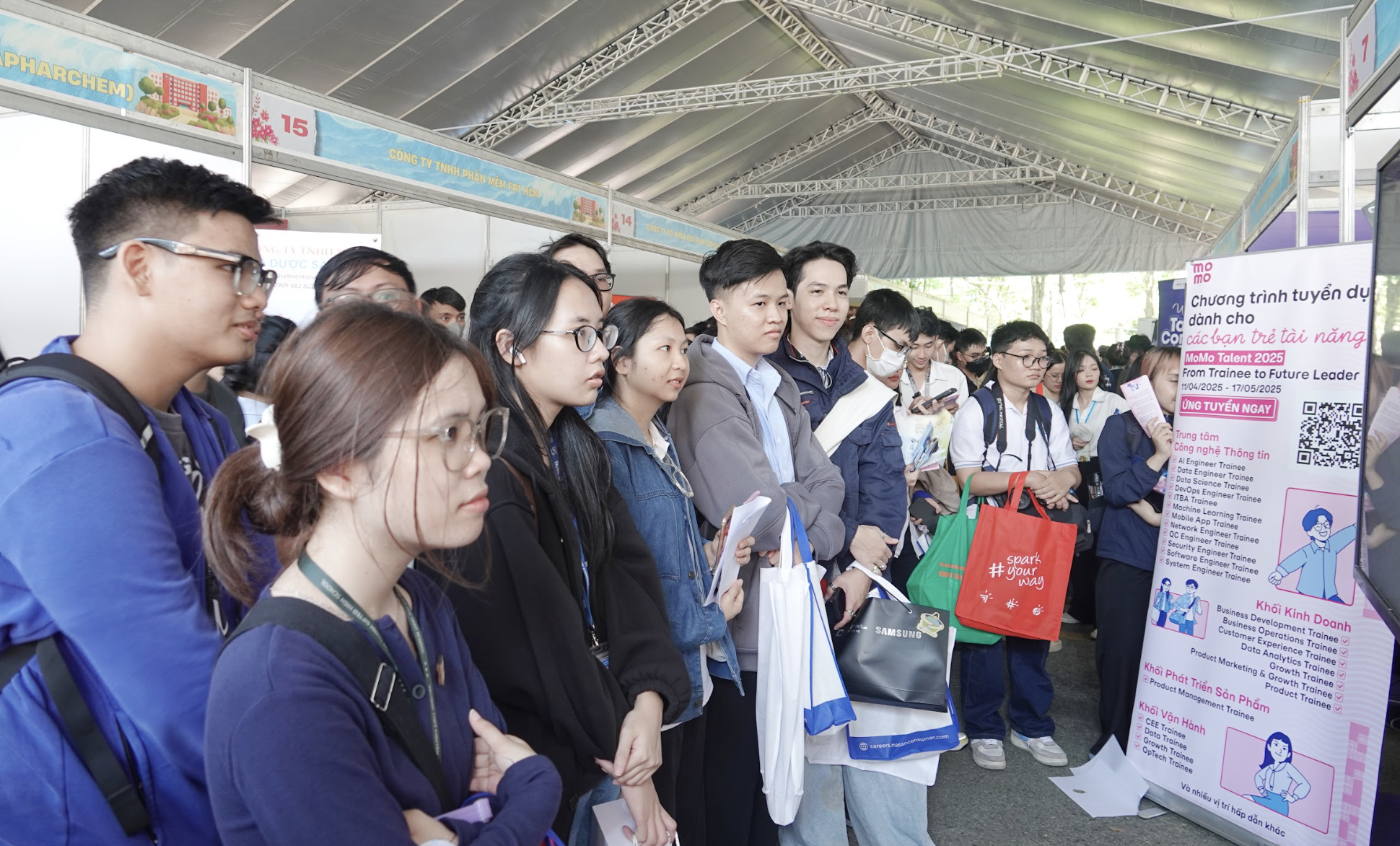 Sinh viên "săn" việc làm tại ngày hội tuyển dụng ở TP HCM - Ảnh 1.