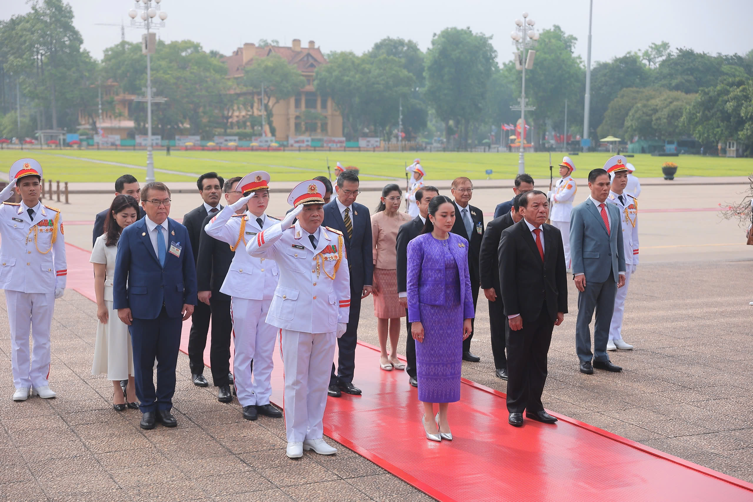 Thủ tướng Thái Lan Paetongtarn Shinawatra viếng Chủ tịch Hồ Chí Minh- Ảnh 4.
