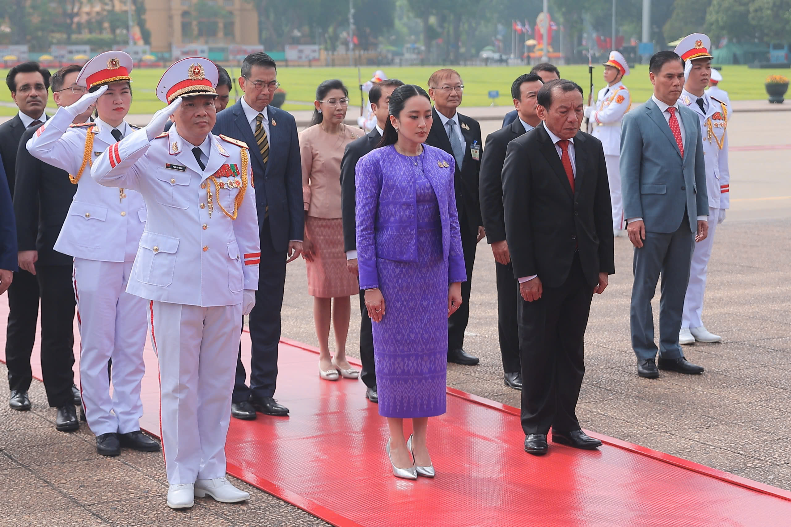 Thủ tướng Thái Lan Paetongtarn Shinawatra viếng Chủ tịch Hồ Chí Minh- Ảnh 1.