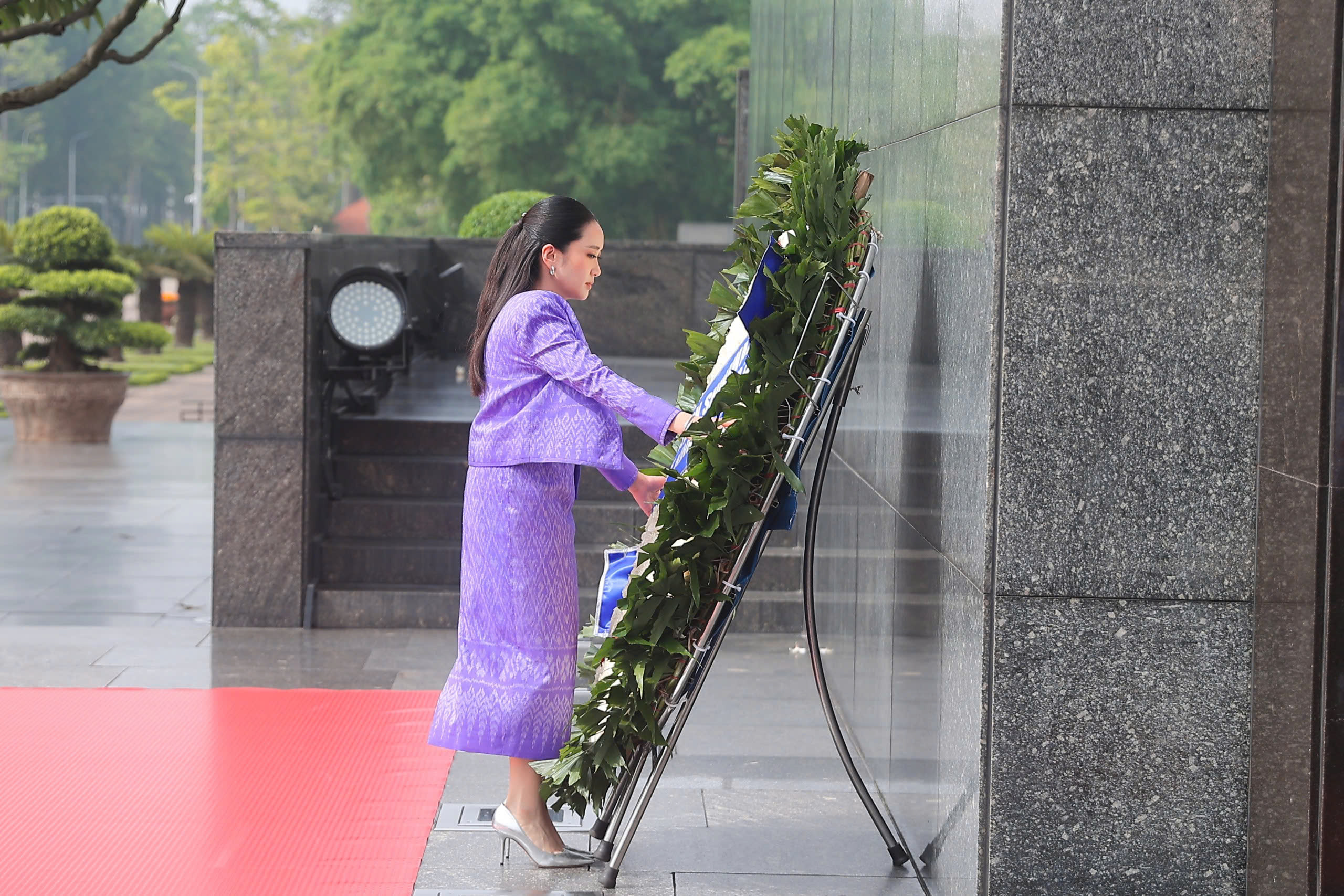 Thủ tướng Thái Lan Paetongtarn Shinawatra viếng Chủ tịch Hồ Chí Minh- Ảnh 5.