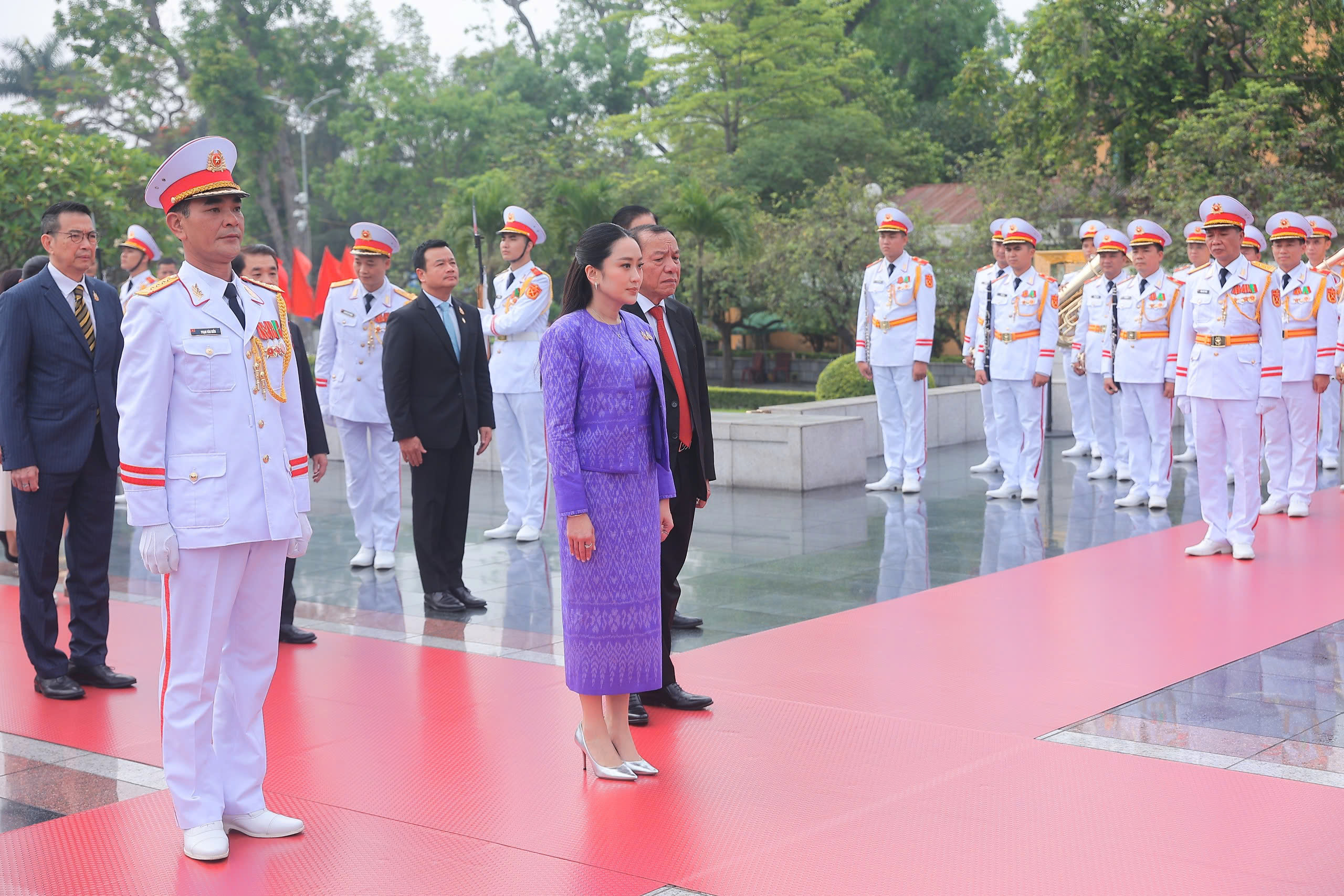 Thủ tướng Thái Lan Paetongtarn Shinawatra viếng Chủ tịch Hồ Chí Minh- Ảnh 8.
