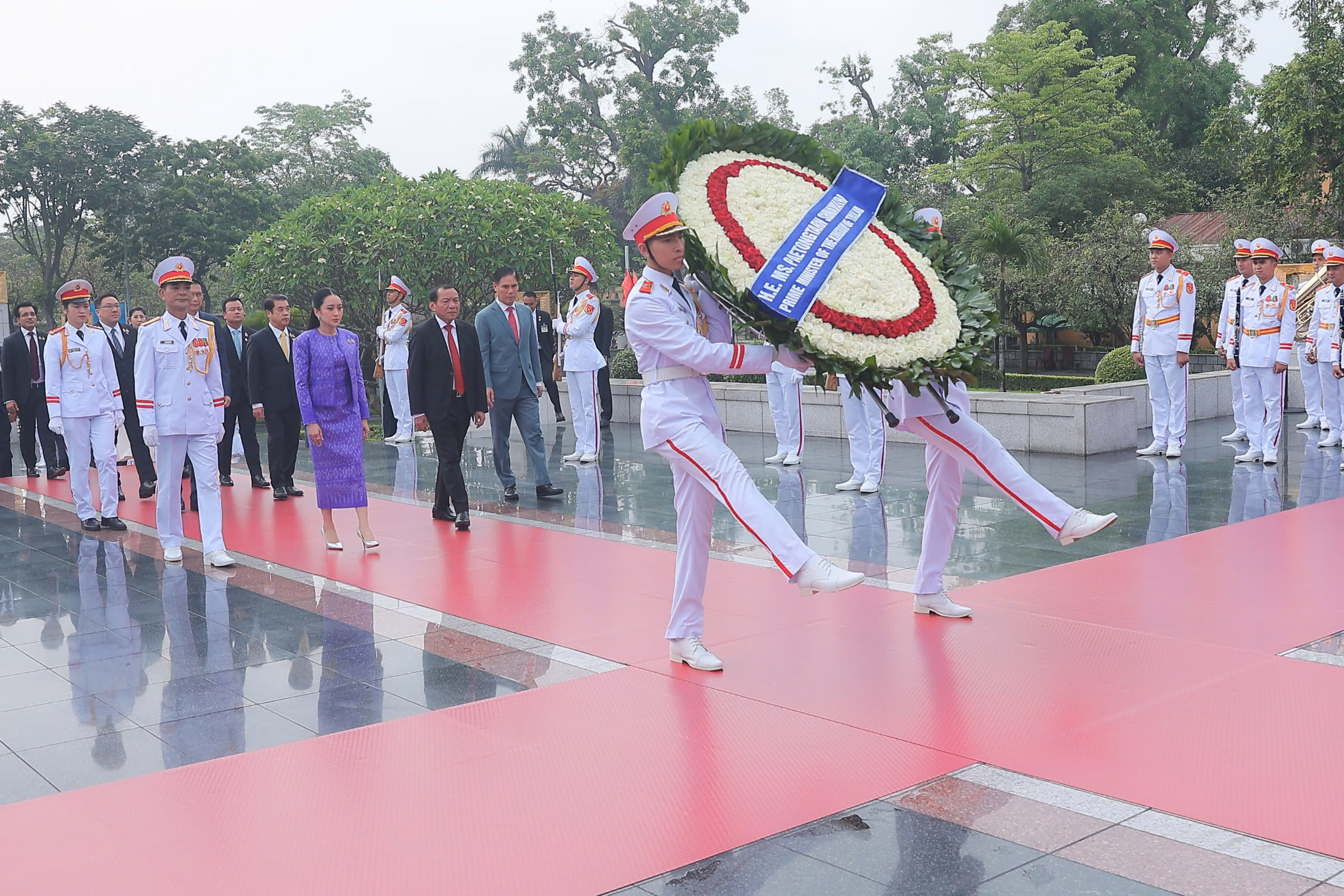 Thủ tướng Thái Lan Paetongtarn Shinawatra viếng Chủ tịch Hồ Chí Minh- Ảnh 6.