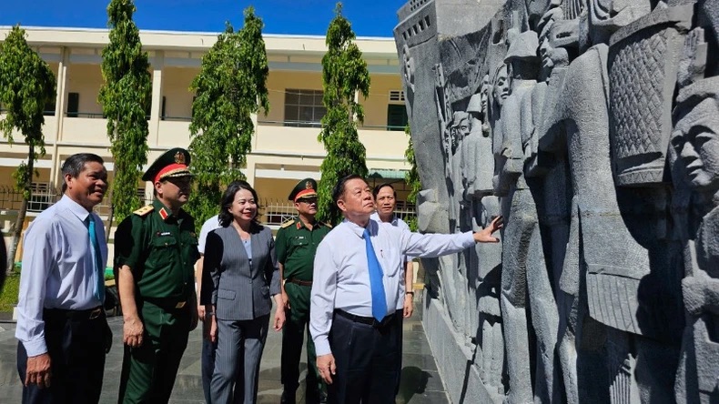 L&atilde;nh đạo Đảng, Nh&agrave; nước d&acirc;ng hoa Đ&agrave;i kỷ niệm 300 ng&agrave;y chuyển qu&acirc;n tập kết ra Bắc - Ảnh 2.