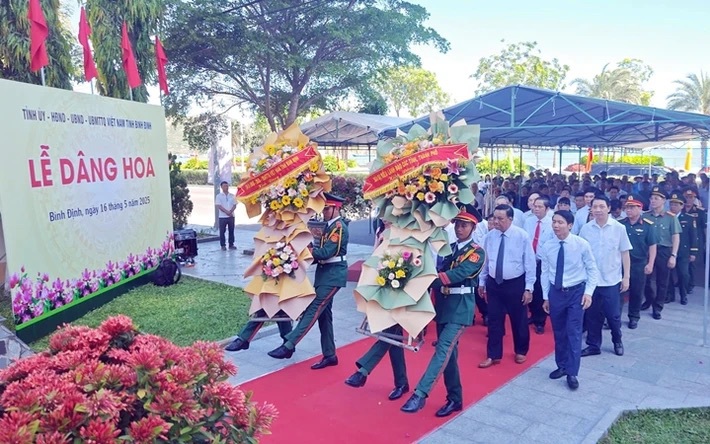 Dâng hoa tại Di tích Cảng Quy nhơn -  Địa điểm chuyển quân tập kết ra Bắc