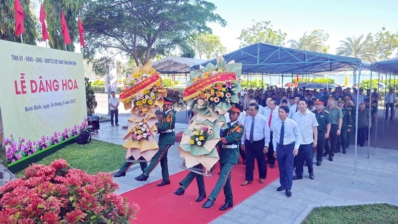 L&atilde;nh đạo Đảng, Nh&agrave; nước d&acirc;ng hoa Đ&agrave;i kỷ niệm 300 ng&agrave;y chuyển qu&acirc;n tập kết ra Bắc - Ảnh 1.