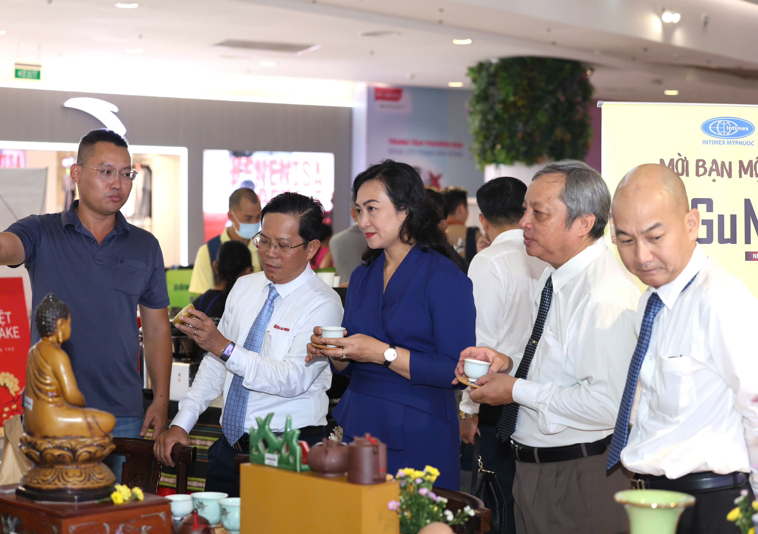 Bà Phan Thị Thắng tham quan gian hàng tại Chương trình "Tôn vinh cà phê, trà Việt" lần 3 - 2025- Ảnh 1.