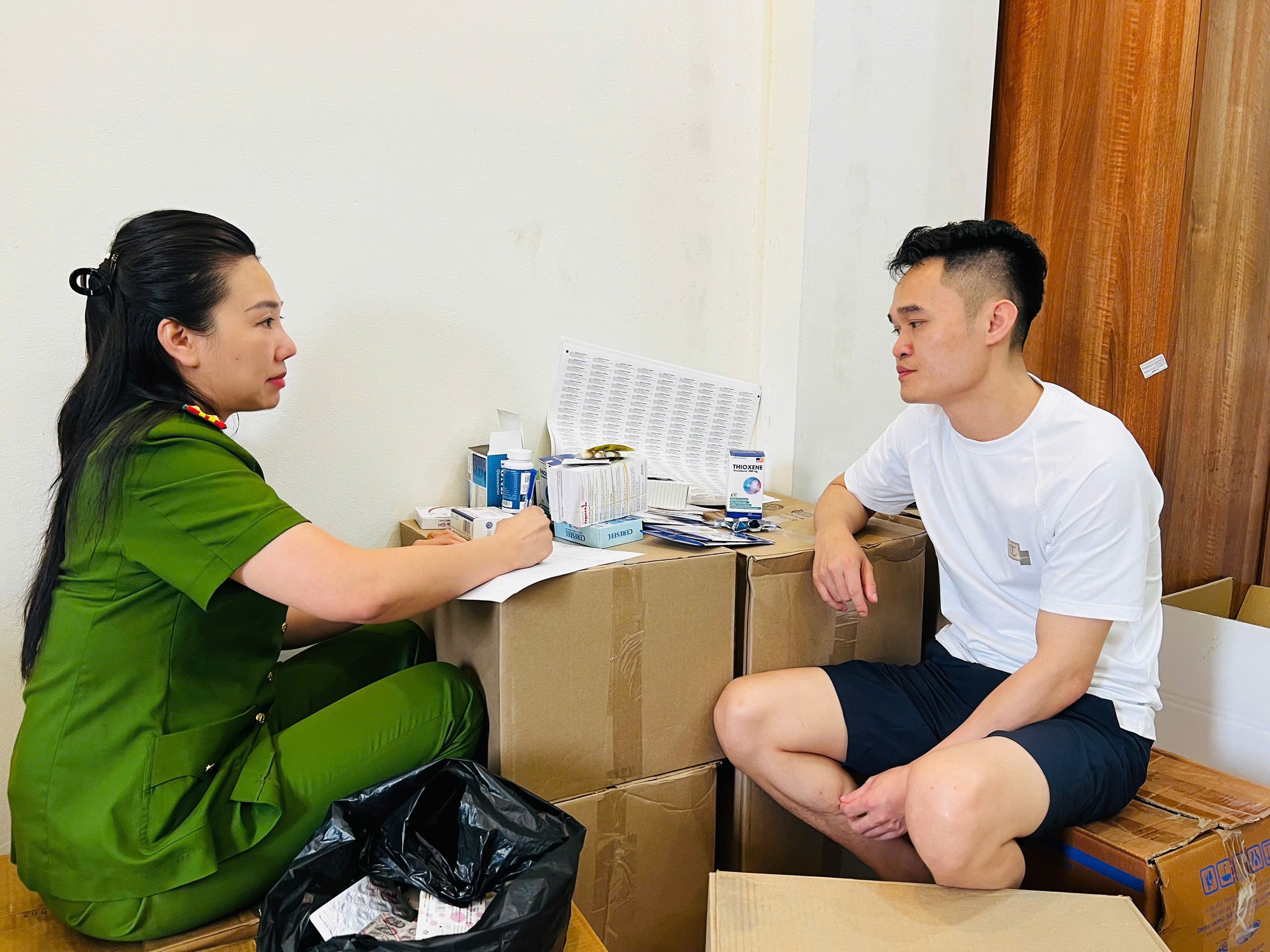 Diễn biến mới vụ dược sĩ l&agrave;m 100 tấn thực phẩm chức năng, thiết bị y tế giả b&aacute;n cả v&agrave;o bệnh viện- Ảnh 1.