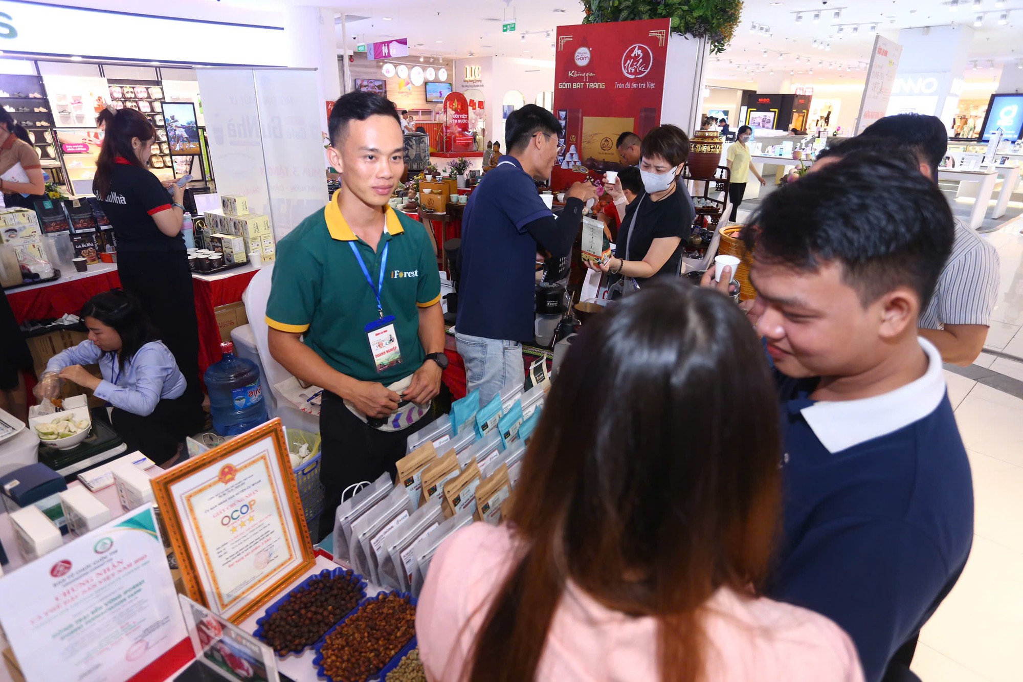 Tr&agrave;n ngập khuyến m&atilde;i tại chương tr&igrave;nh "T&ocirc;n vinh c&agrave; ph&ecirc;, tr&agrave; Việt" - Ảnh 6.