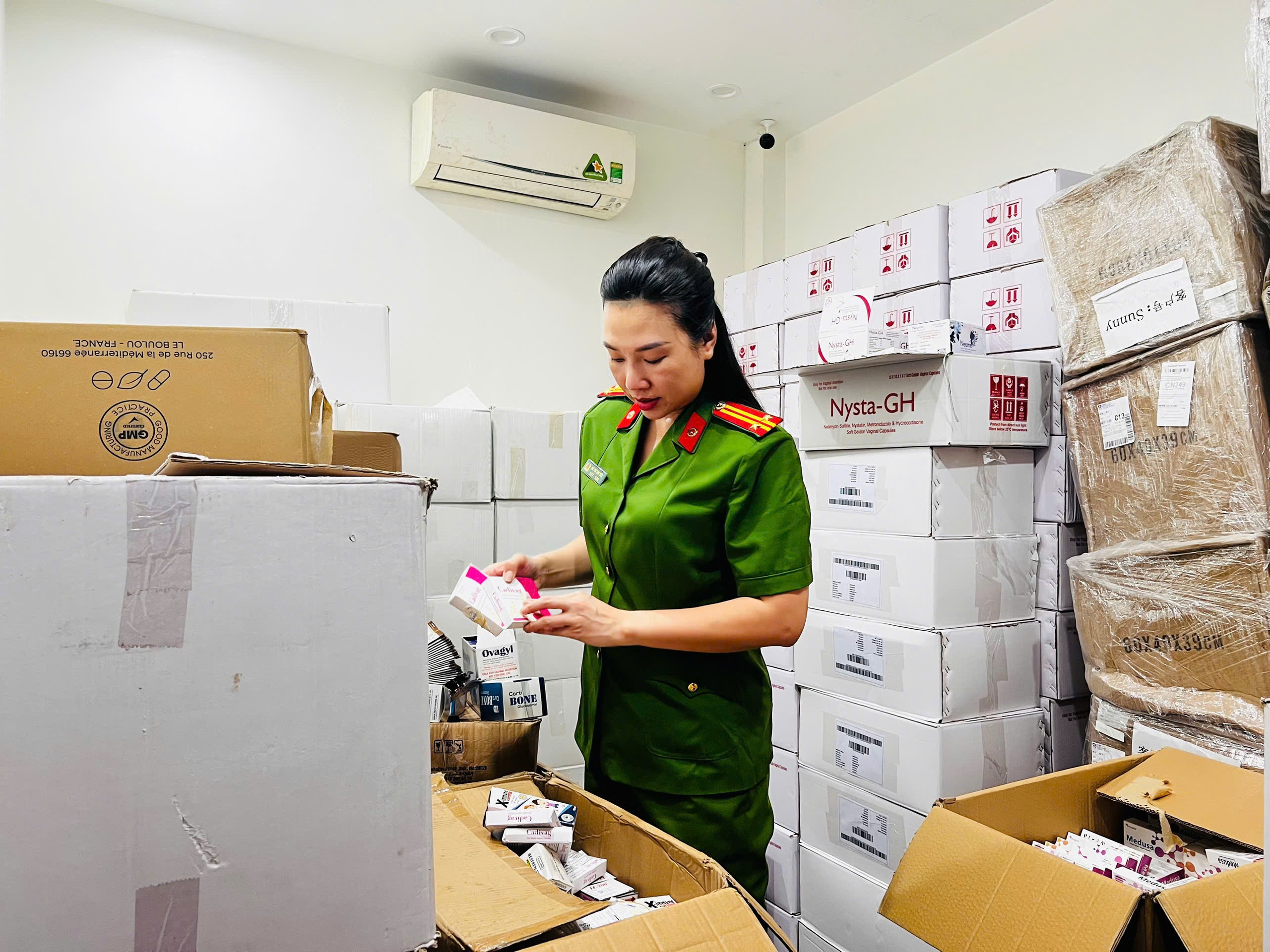 Diễn biến mới vụ dược sĩ l&agrave;m 100 tấn thực phẩm chức năng, thiết bị y tế giả b&aacute;n cả v&agrave;o bệnh viện- Ảnh 2.