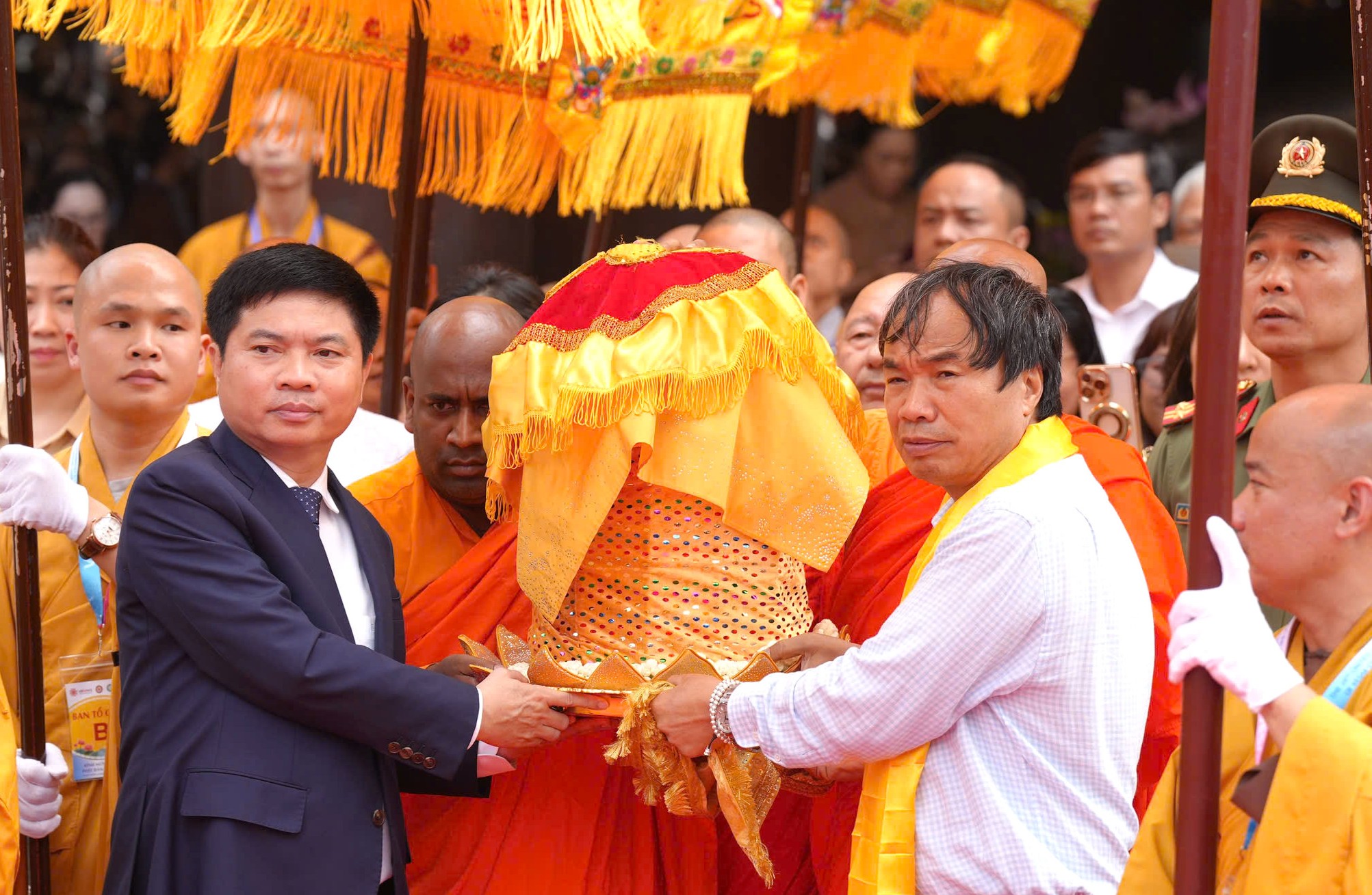 Người d&acirc;n đổ về ch&ugrave;a Tam Ch&uacute;c chi&ecirc;m b&aacute;i x&aacute; lợi Đức Phật- Ảnh 9.