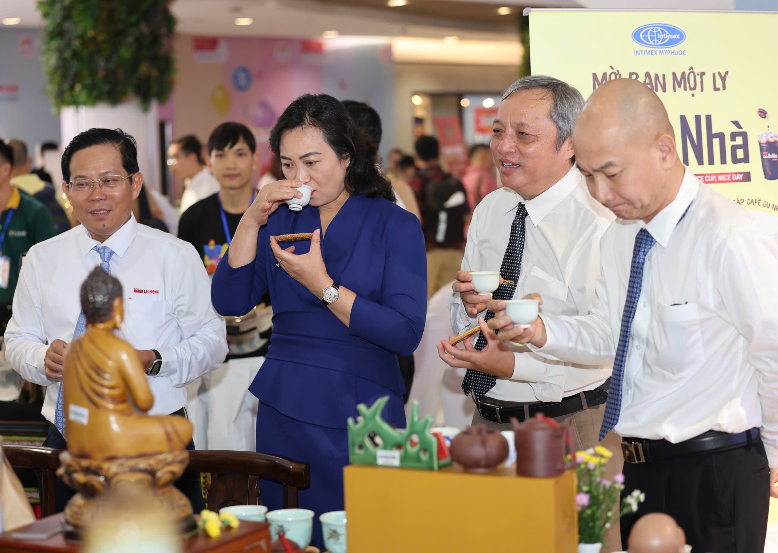 Bà Phan Thị Thắng tham quan gian hàng tại Chương trình "Tôn vinh cà phê, trà Việt" lần 3 - 2025- Ảnh 2.