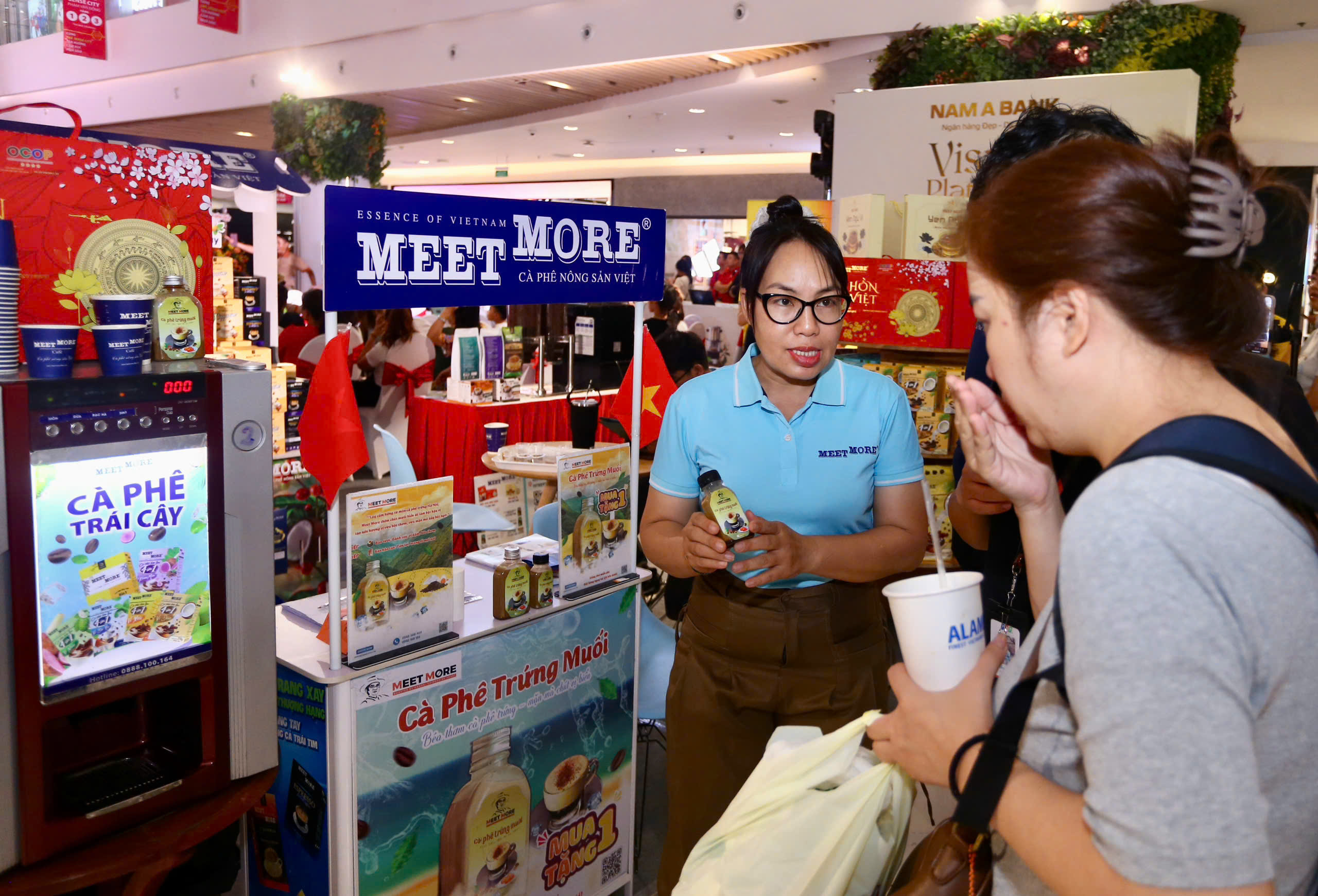 Rộn r&agrave;ng sắc m&agrave;u thương hiệu tại chương tr&igrave;nh "T&ocirc;n vinh c&agrave; ph&ecirc;, tr&agrave; Việt" lần 3 - 2025 - Ảnh 2.