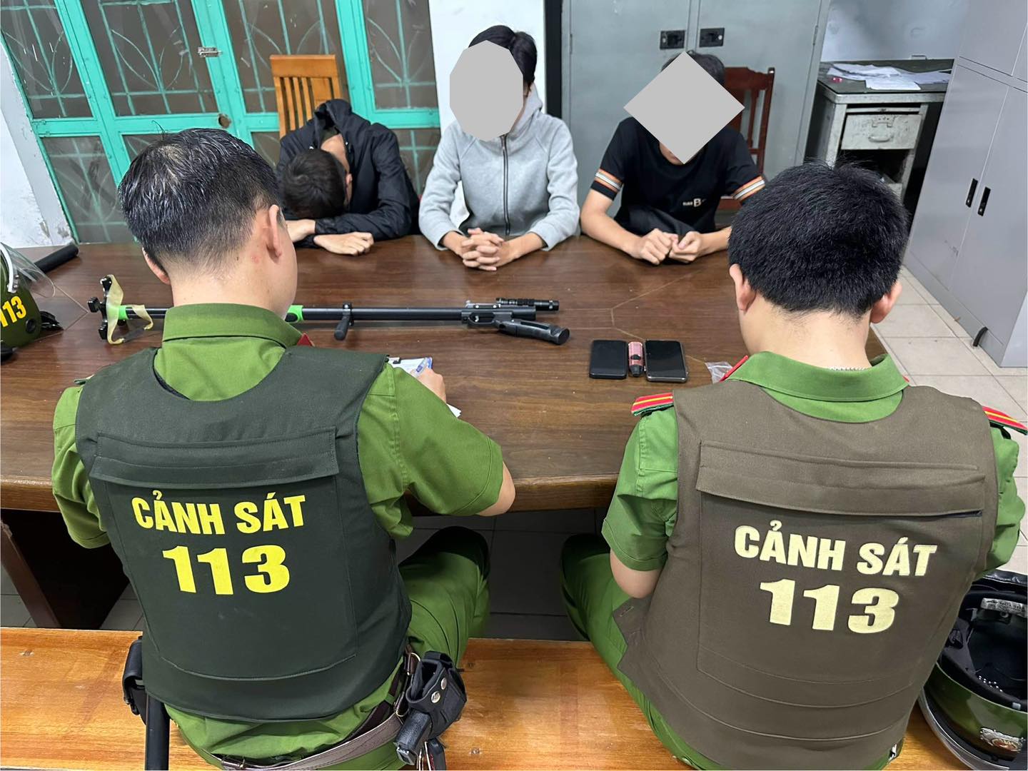 Trấn áp nhóm đối tượng mang súng tự chế dài 1m ngang nhiên diễu phố- Ảnh 1.