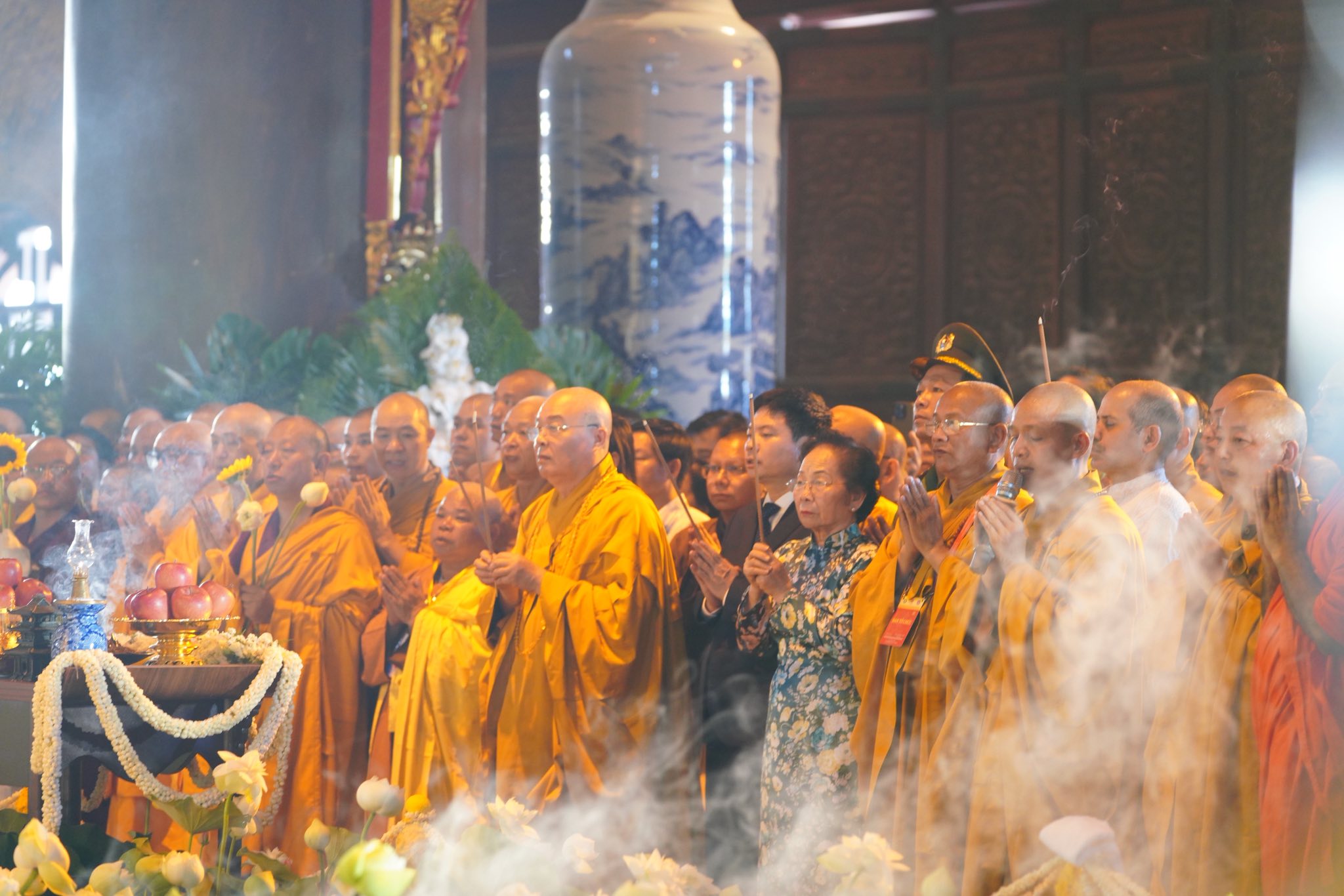 Người d&acirc;n đổ về ch&ugrave;a Tam Ch&uacute;c chi&ecirc;m b&aacute;i x&aacute; lợi Đức Phật- Ảnh 13.