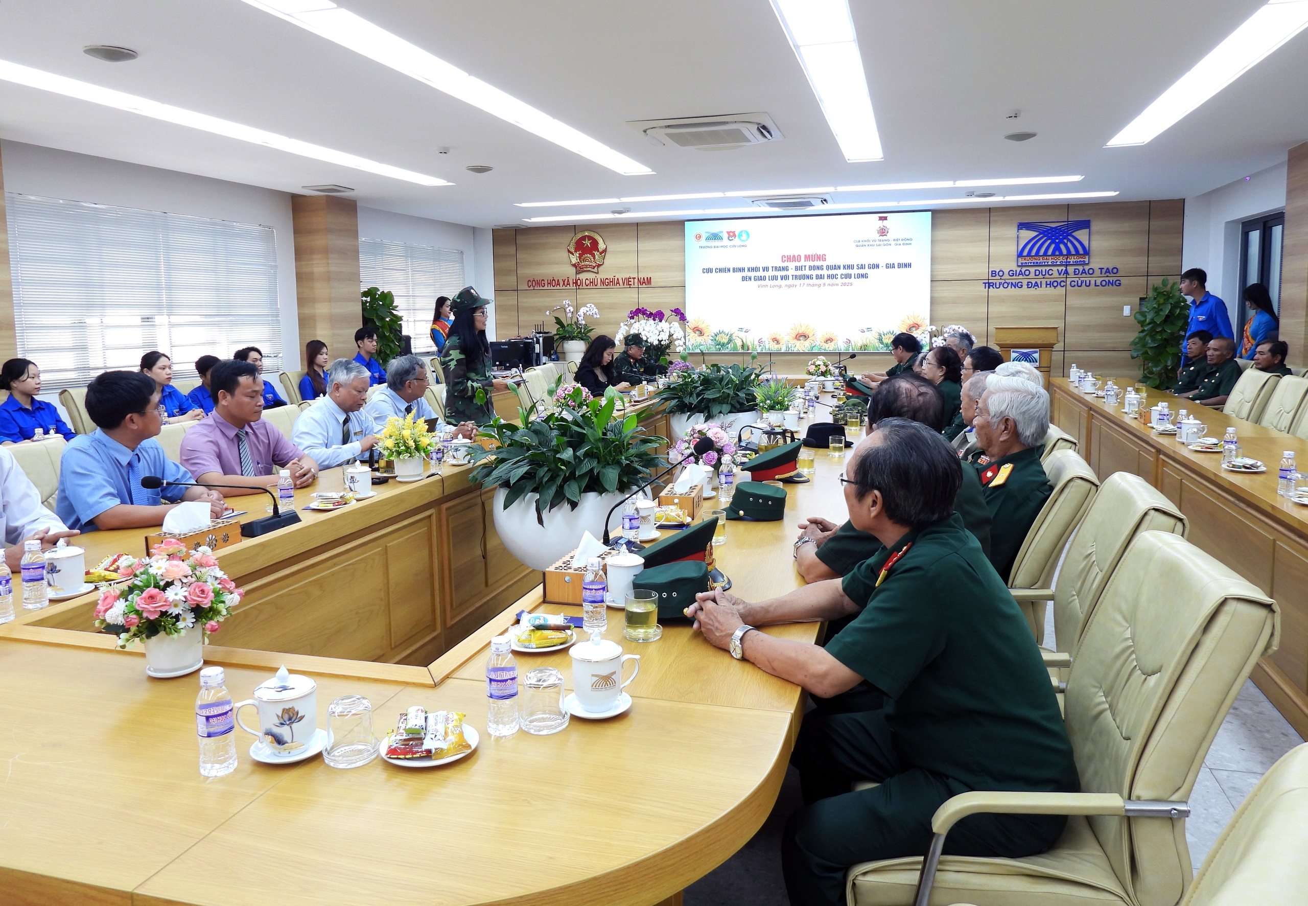 Các cựu chiến sĩ Biệt động Sài Gòn giao lưu với sinh viên Trường ĐH Cửu Long- Ảnh 4.