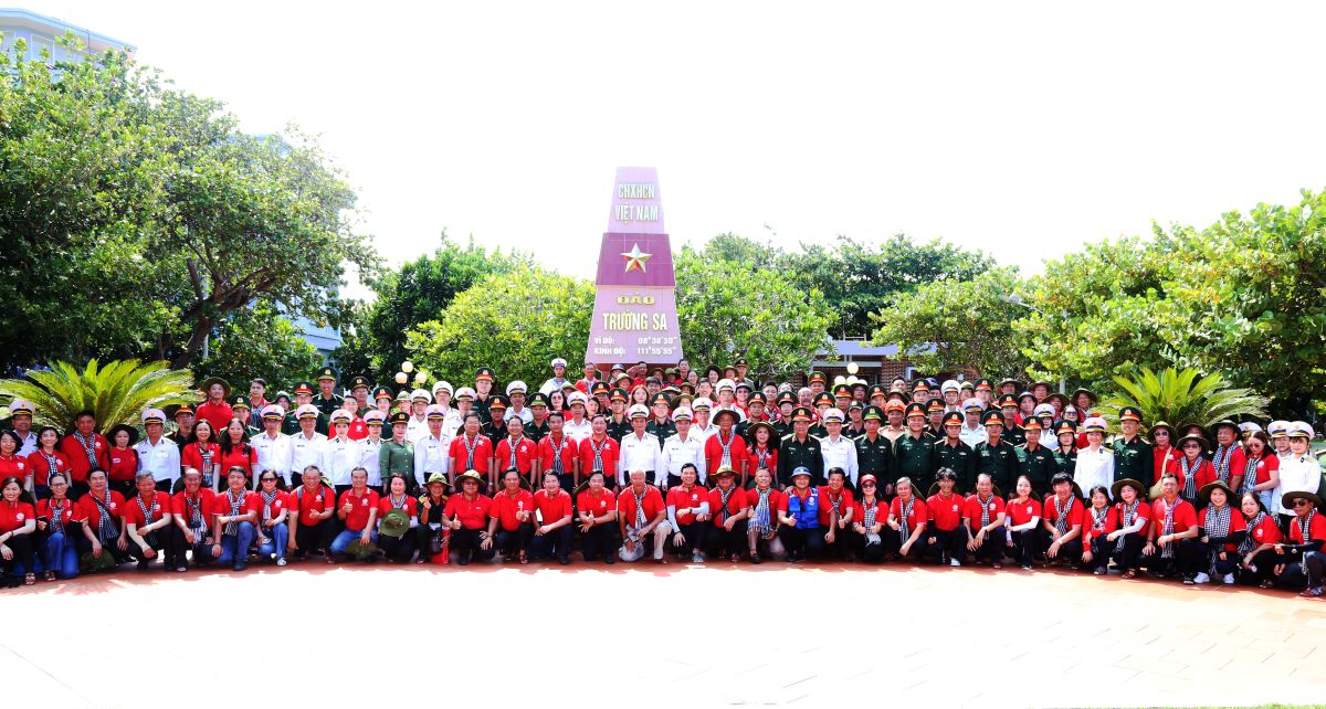 TP HCM mang nghĩa tình đến với Trường Sa và nhà giàn DK1 - Ảnh 19.