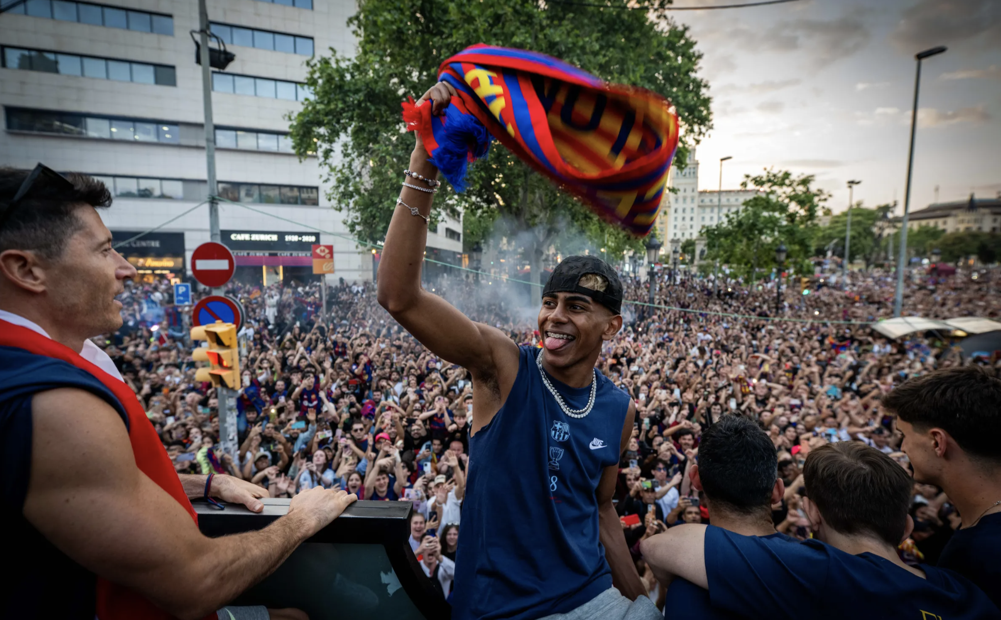 Xứ Catalan mở hội, Barcelona tưng bừng rước 3 cúp vô địch - Ảnh 8.