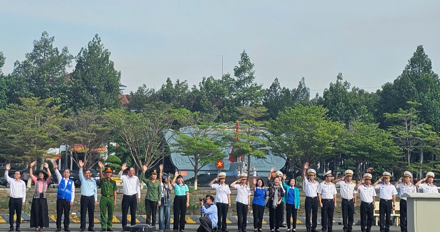 TP HCM mang nghĩa tình đến với Trường Sa và nhà giàn DK1 - Ảnh 1.