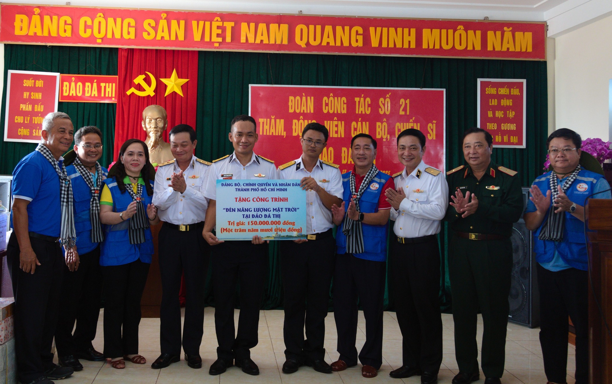 TP HCM mang nghĩa tình đến với Trường Sa và nhà giàn DK1 - Ảnh 5.