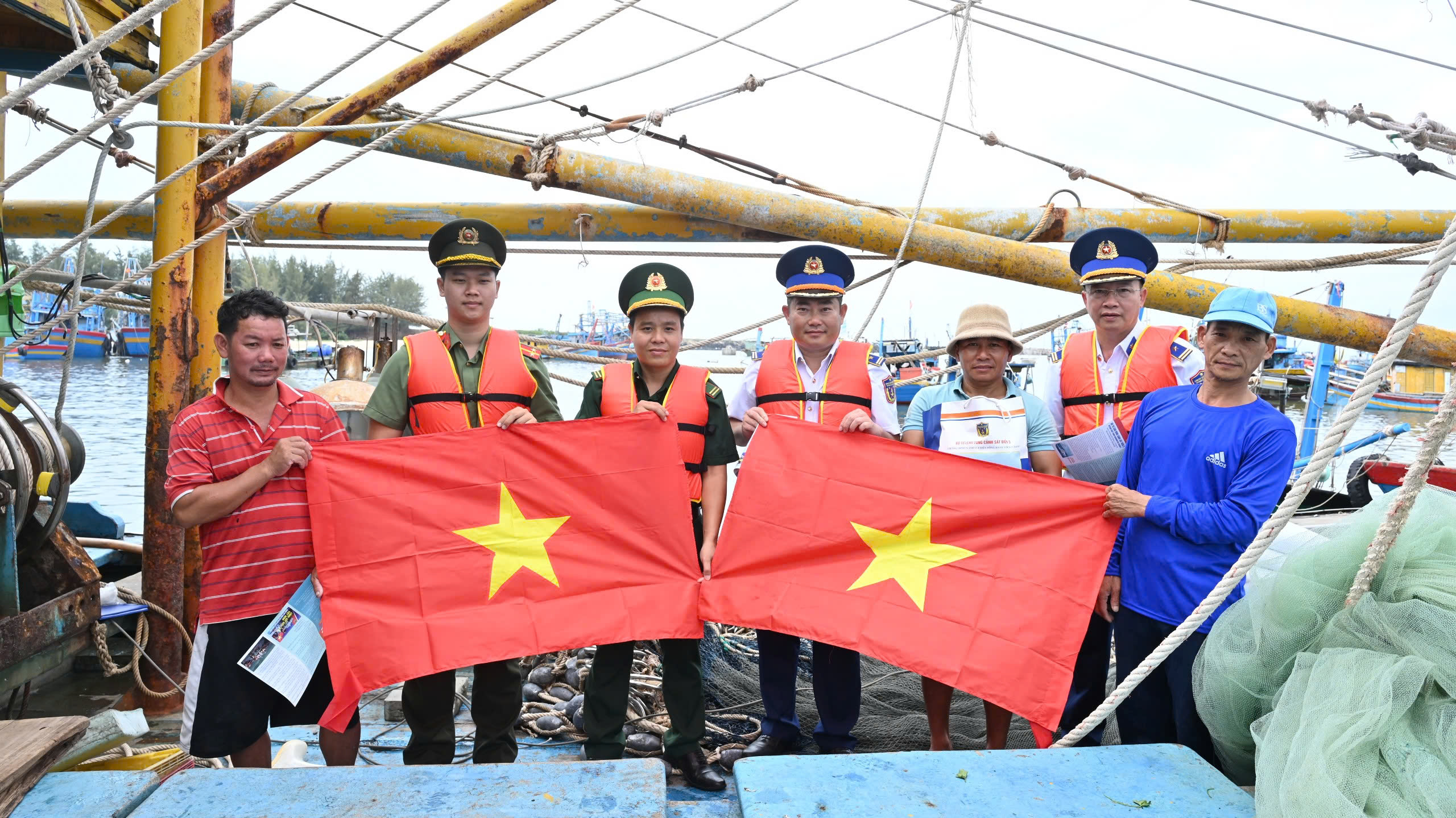 Ngư dân, chủ tàu ký cam kết về chống khai thác IUU- Ảnh 4.