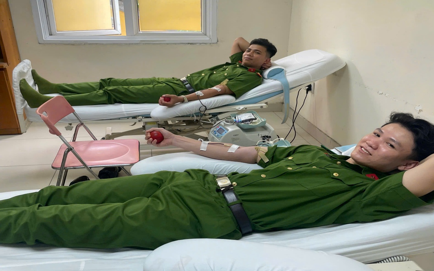 Hành động "không có gì lạ" của 3 cảnh sát cơ động đã cứu 1 người dân