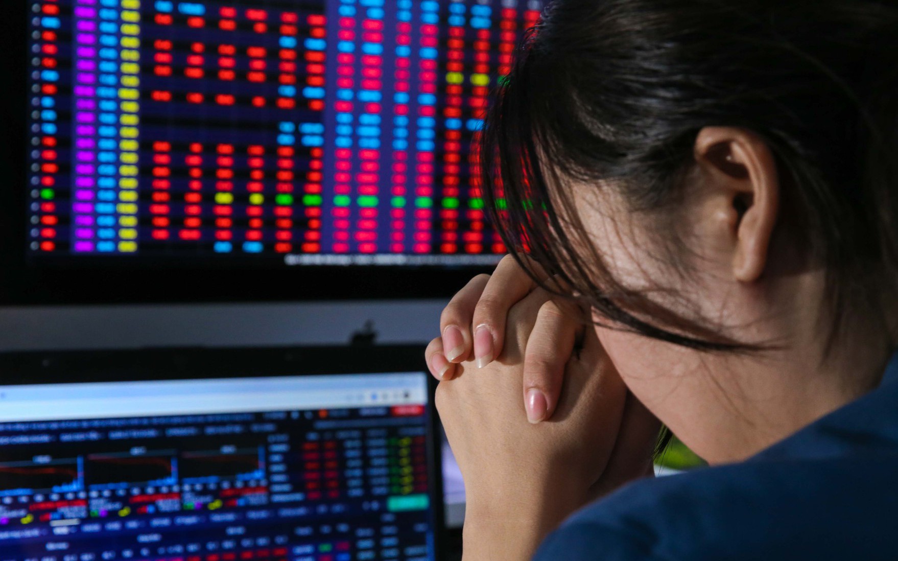 Chứng khoán tăng mạnh, Việt Nam-Index nhẹ nhàng vượt 1.300 điểm, sao nhiều nhà đầu tư vẫn "xa bờ"?