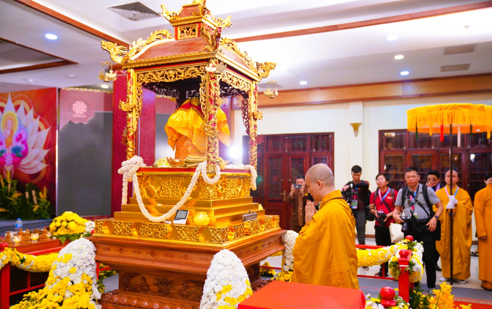 Người d&acirc;n đổ về ch&ugrave;a Tam Ch&uacute;c chi&ecirc;m b&aacute;i x&aacute; lợi Đức Phật- Ảnh 2.