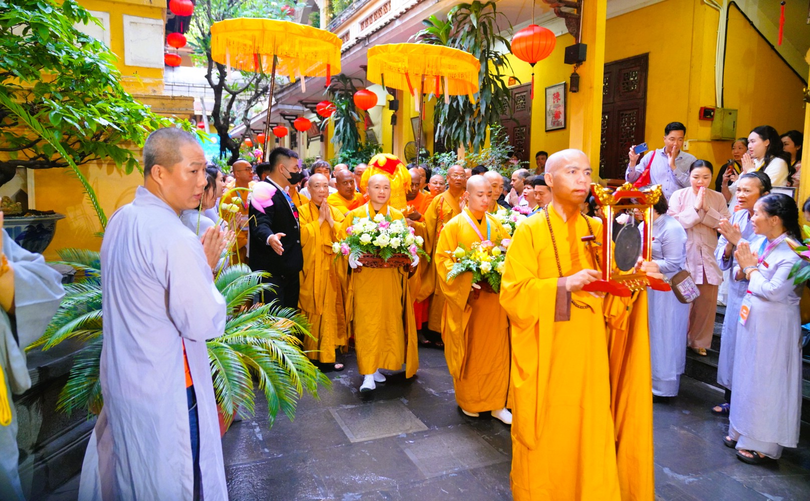 Người d&acirc;n đổ về ch&ugrave;a Tam Ch&uacute;c chi&ecirc;m b&aacute;i x&aacute; lợi Đức Phật- Ảnh 4.